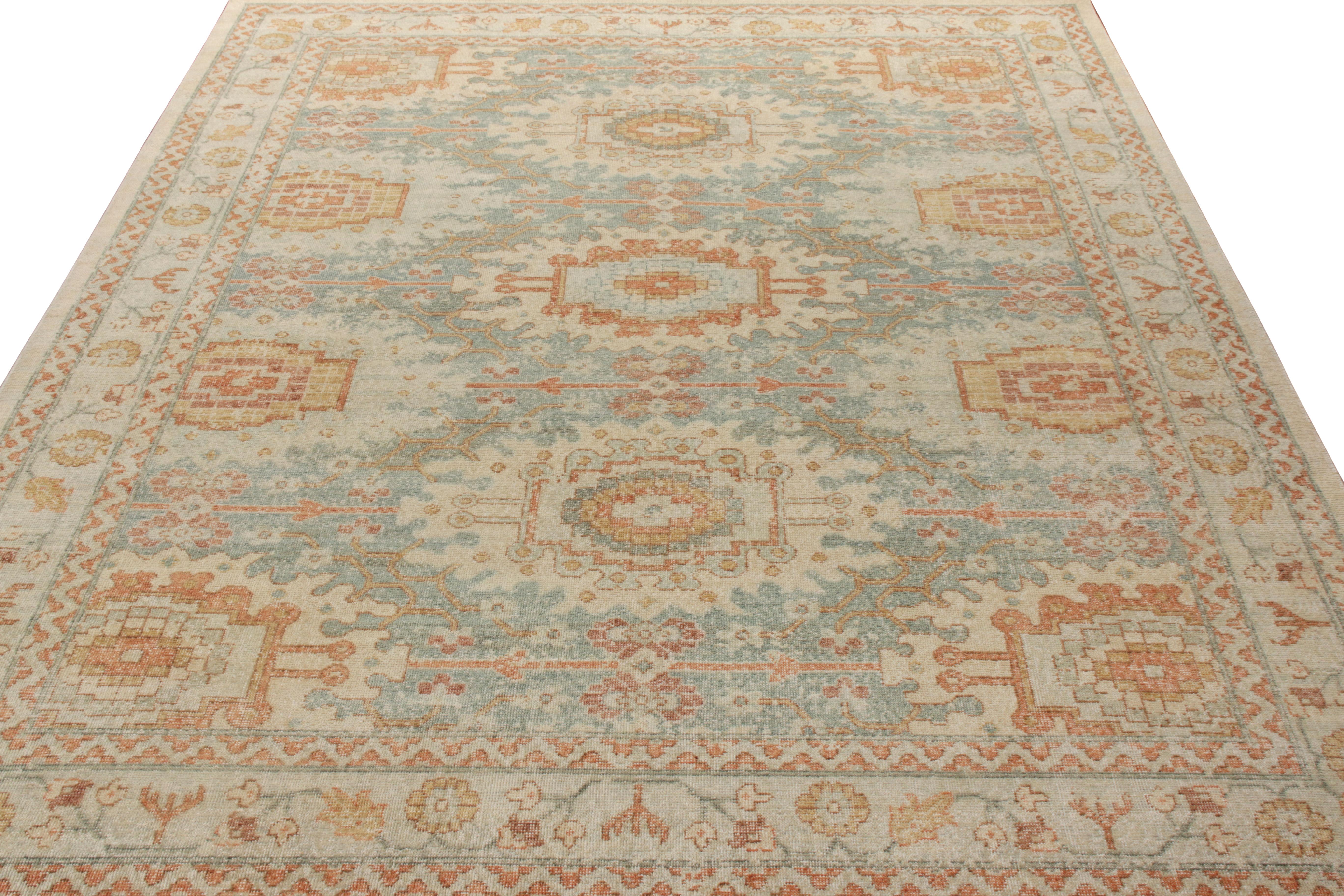 Annodato a mano in lana, questo tappeto 9x12 appartiene agli stili classici della collezione Homage di Rug & Kilim. Con un motivo geometrico ben definito in stile medaglione, il tappeto si adagia comodamente su uno sfondo blu pervasivo che è