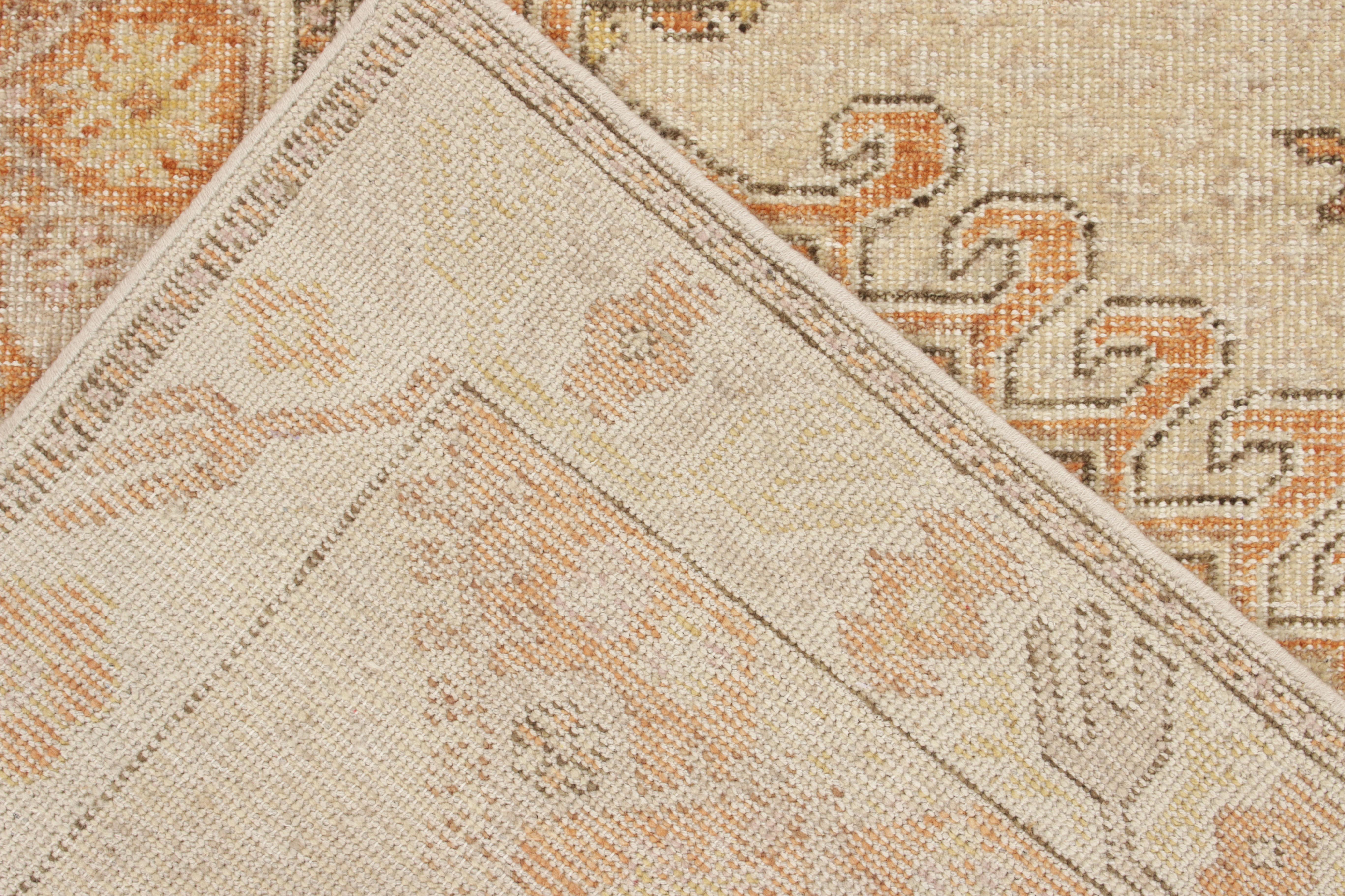 Noué à la main Tapis & Kilim's - Tapis de style classique vieilli en crème avec motif de médaillon orange en vente
