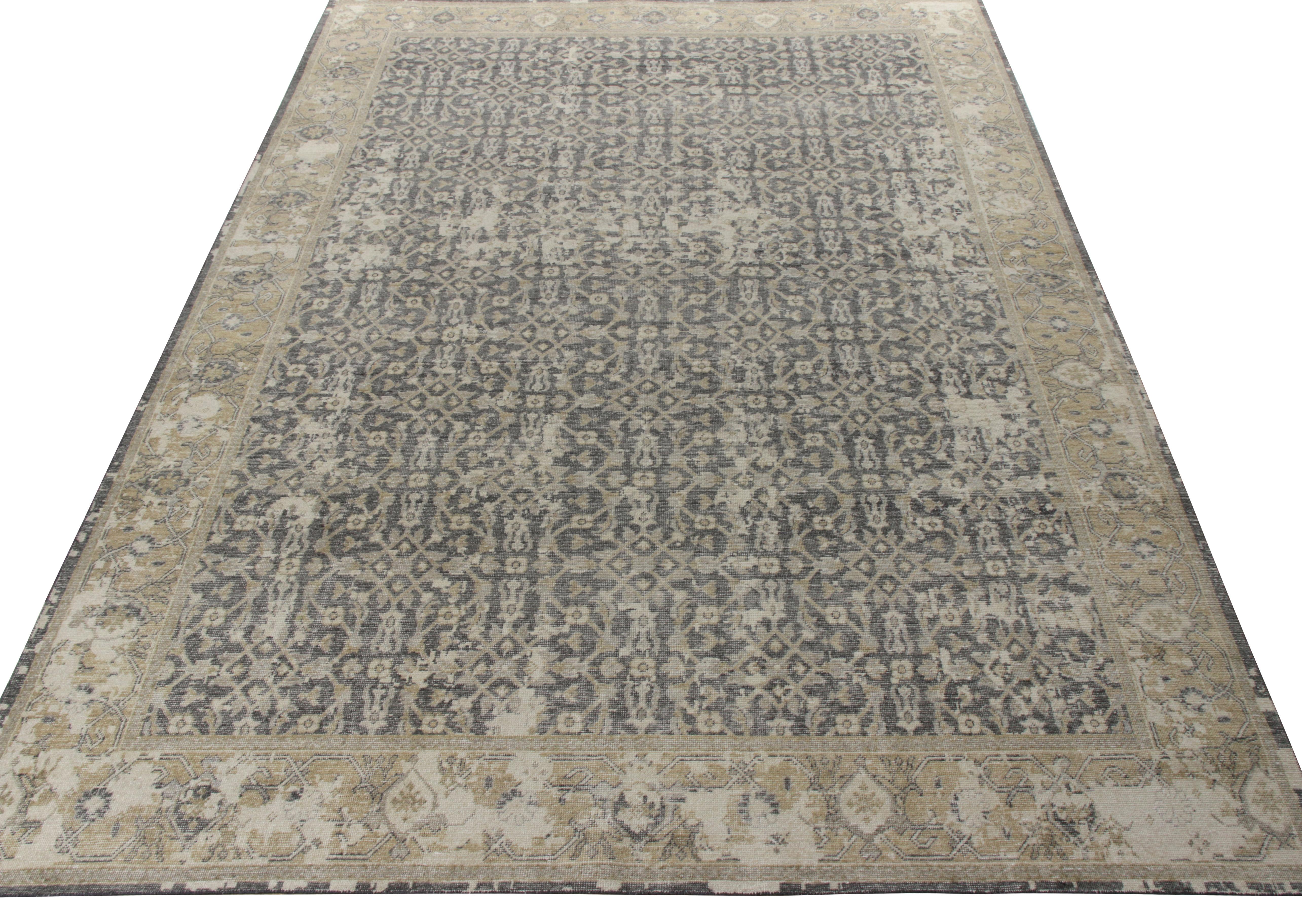 Rug & Kilim presenta una alfombra de 10x14 de estilo envejecido de su colección Homage. Inspirada en los patrones clásicos de las alfombras persas Herati, la alfombra presenta un patrón floral tradicional propio de este estilo. El diseño llama la