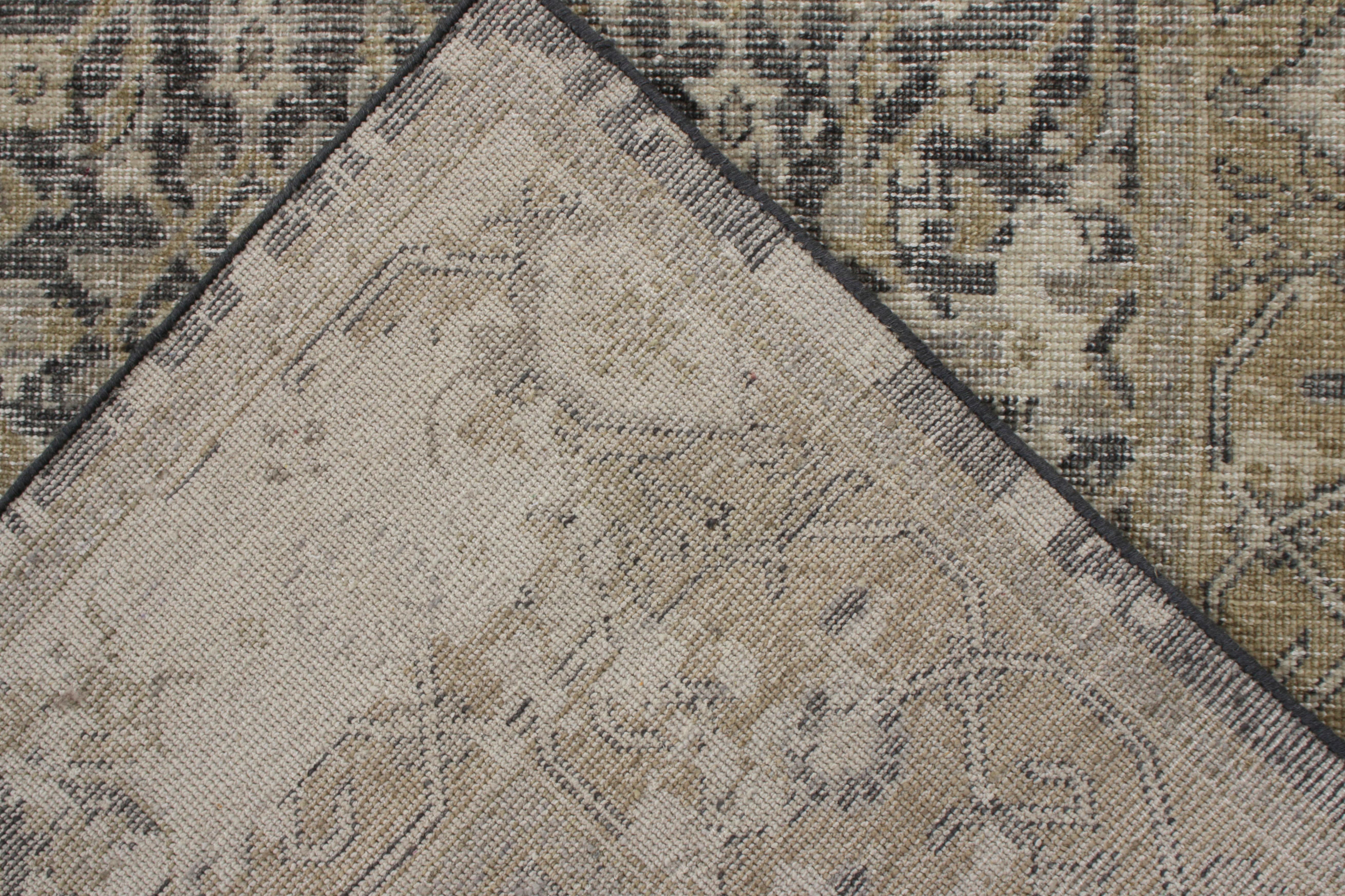 Alfombra de estilo clásico desgastado Rug & Kilim en gris, estampado floral beige-marrón Anudado a mano en venta
