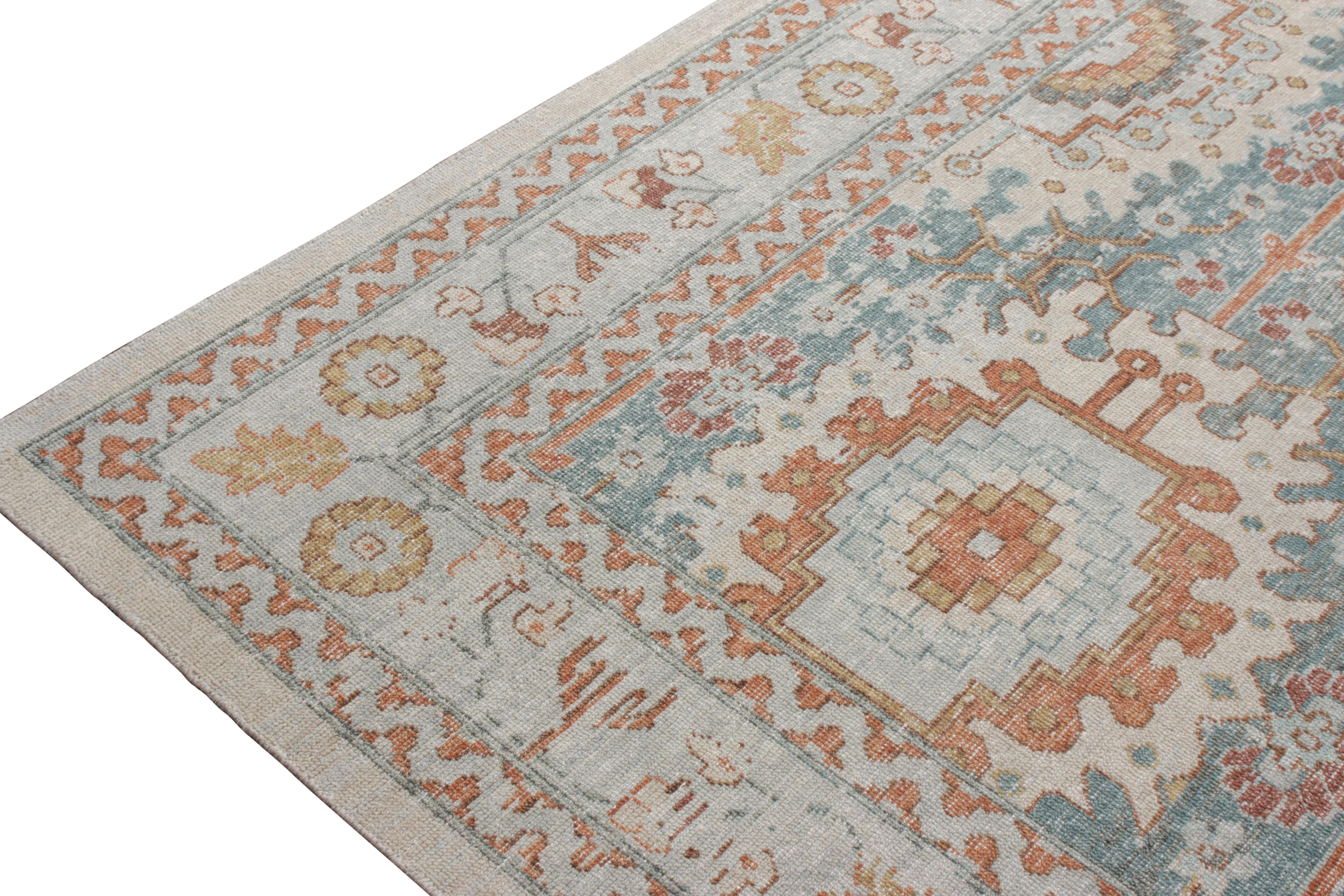 Indiano Rug & Kilim: Tappeto in stile classico invecchiato in grigio, motivo geometrico blu in vendita