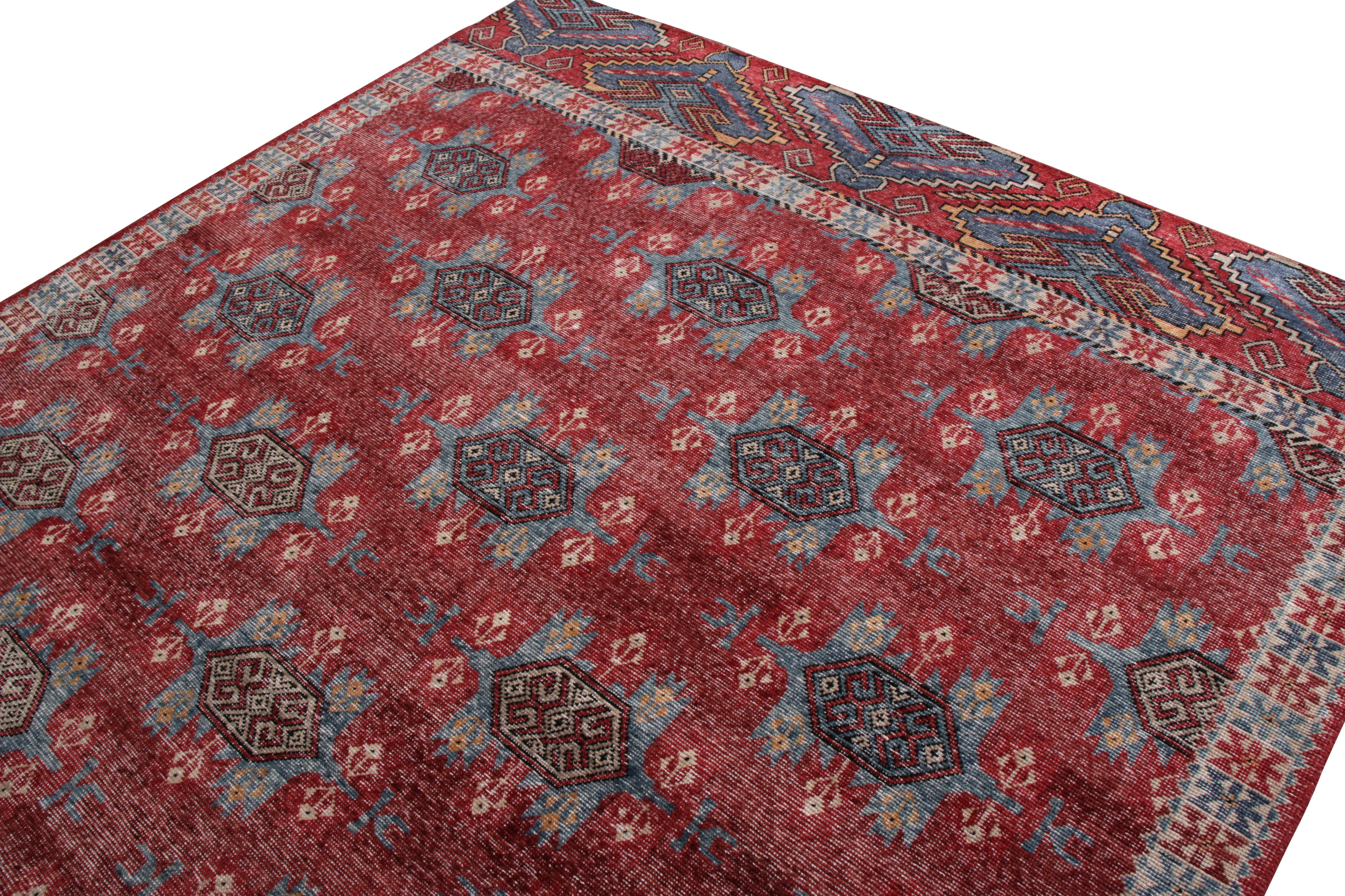 Rug & Kilim's Distressed Classic Style Teppich in Rot und Blau Geometrisches Muster (Art déco) im Angebot