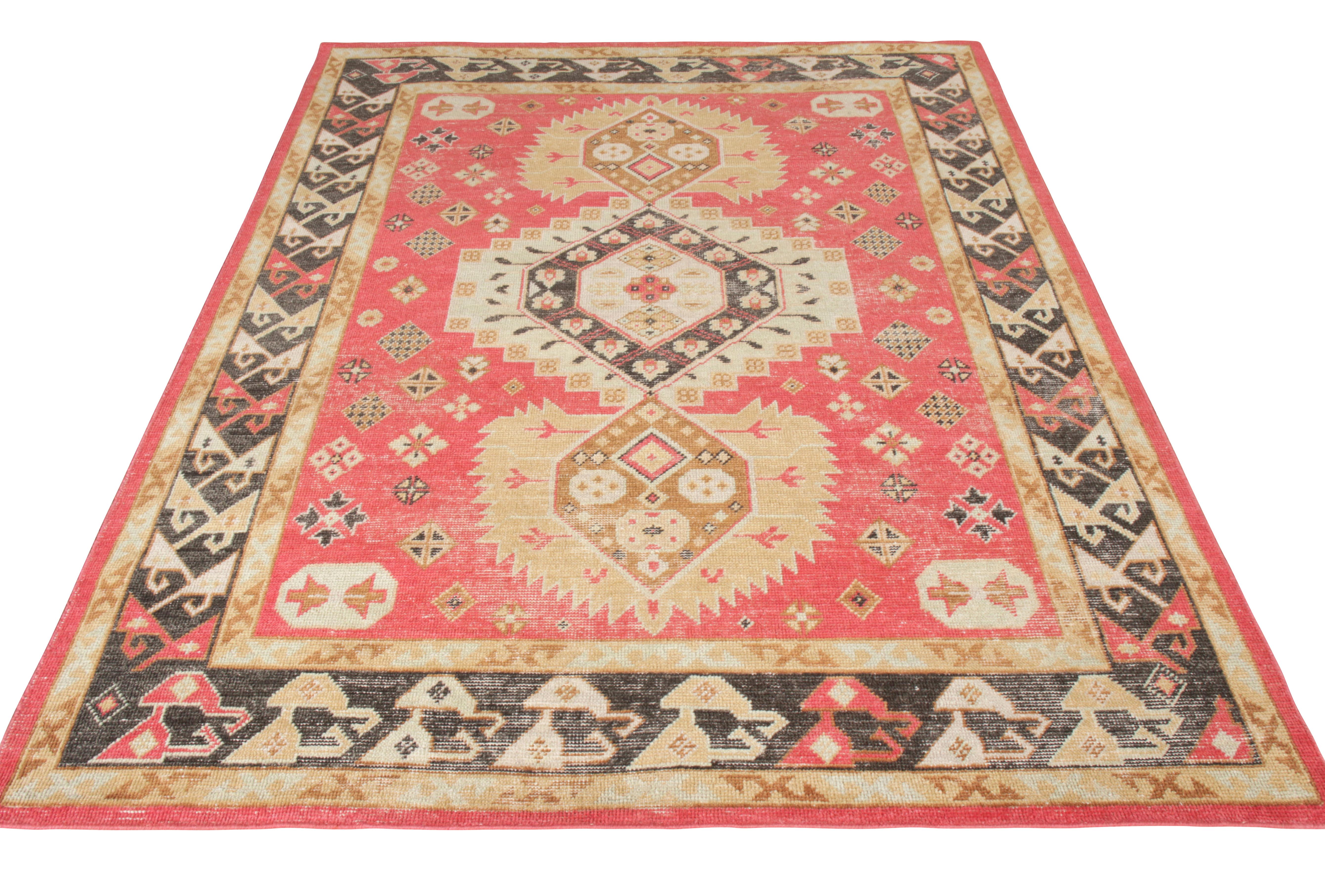 Ein quadratischer Teppich im Shabby-Chic-Stil aus der Homage Collection'S von Rug & Kilim. Dieses handgeknüpfte Stück aus Wolle zeichnet sich durch ein traditionelles Muster aus, das sich selbstbewusst vor einem majestätischen roten Hintergrund in