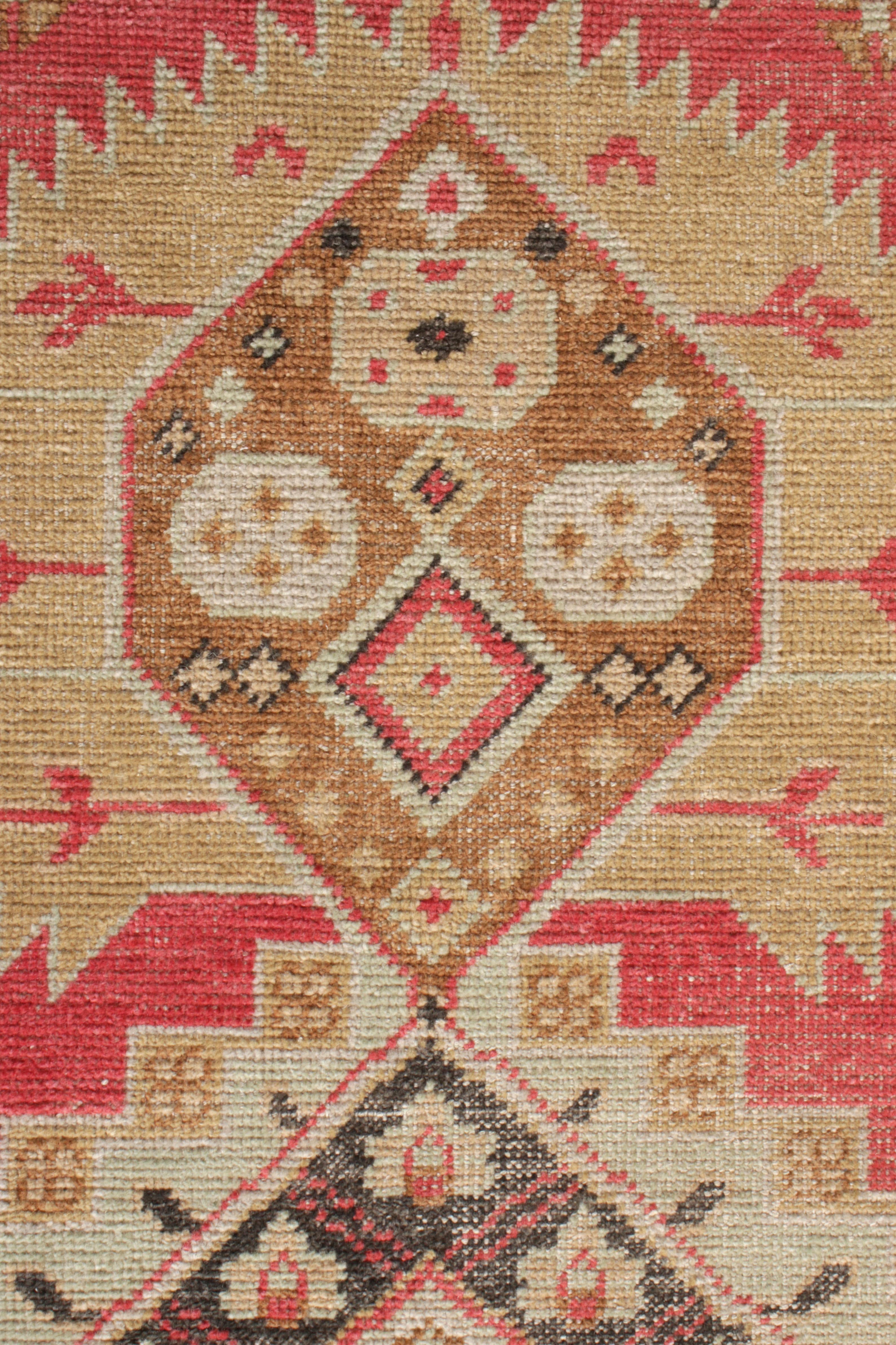Indiano Rug & Kilim è un tappeto in stile classico e invecchiato di colore rosso, con motivo a medaglioni beige e marrone. in vendita