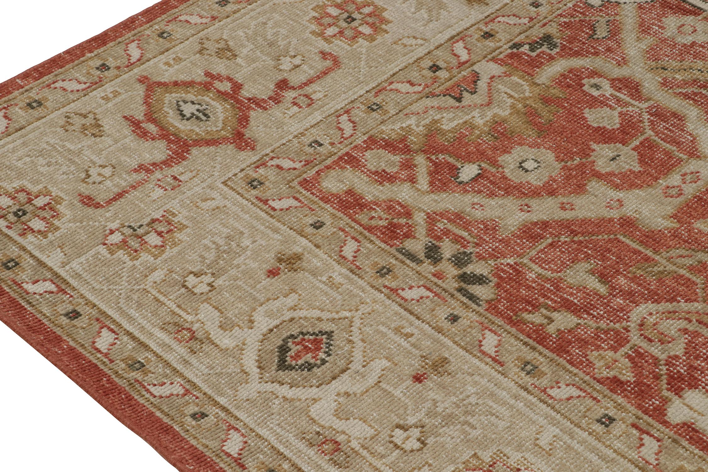 Rug & Kilim: Tappeto in stile classico invecchiato in rosso con motivi floreali beige In condizioni Nuovo in vendita a Long Island City, NY