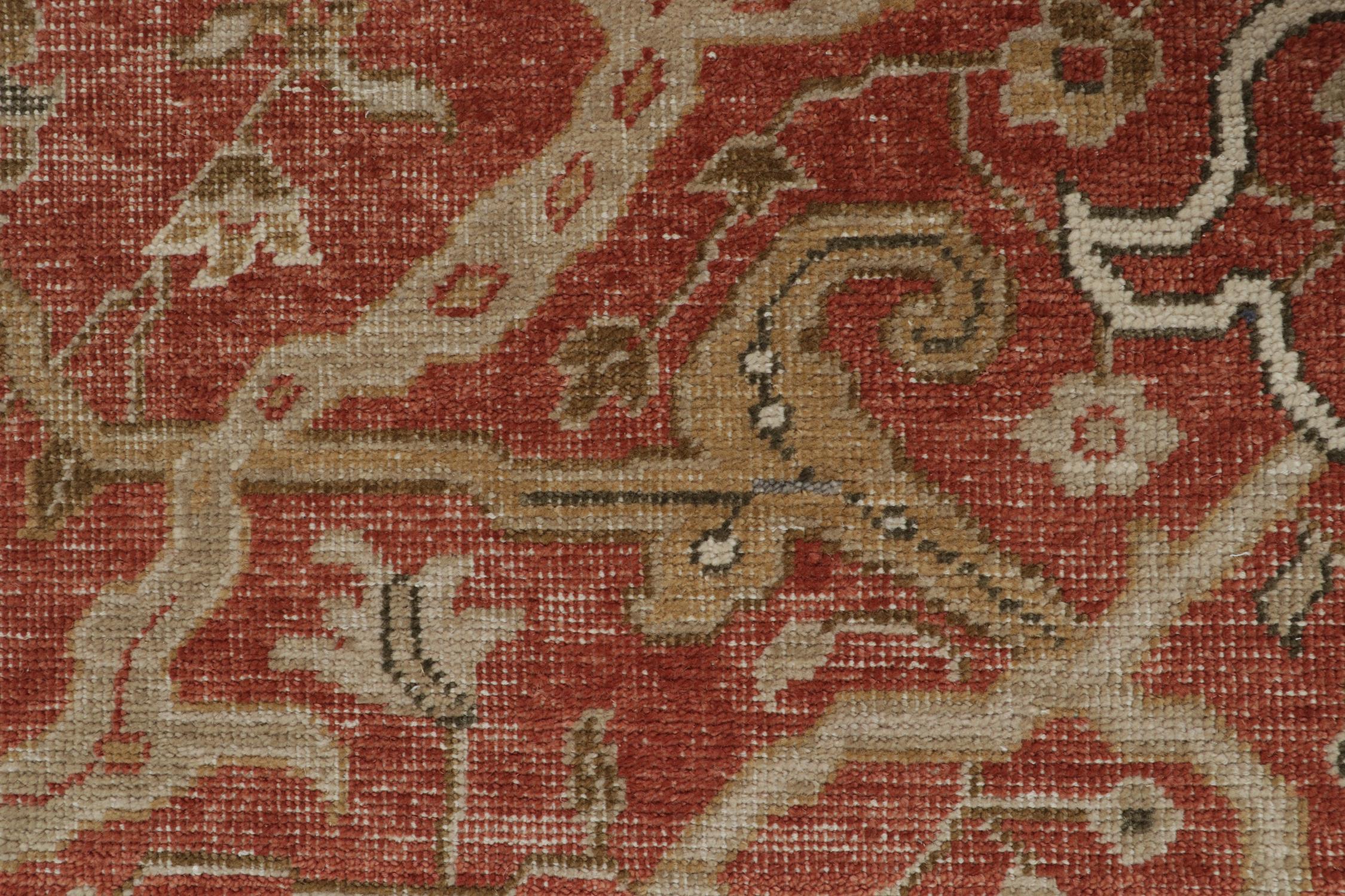 XXI secolo e contemporaneo Rug & Kilim: Tappeto in stile classico invecchiato in rosso con motivi floreali beige in vendita