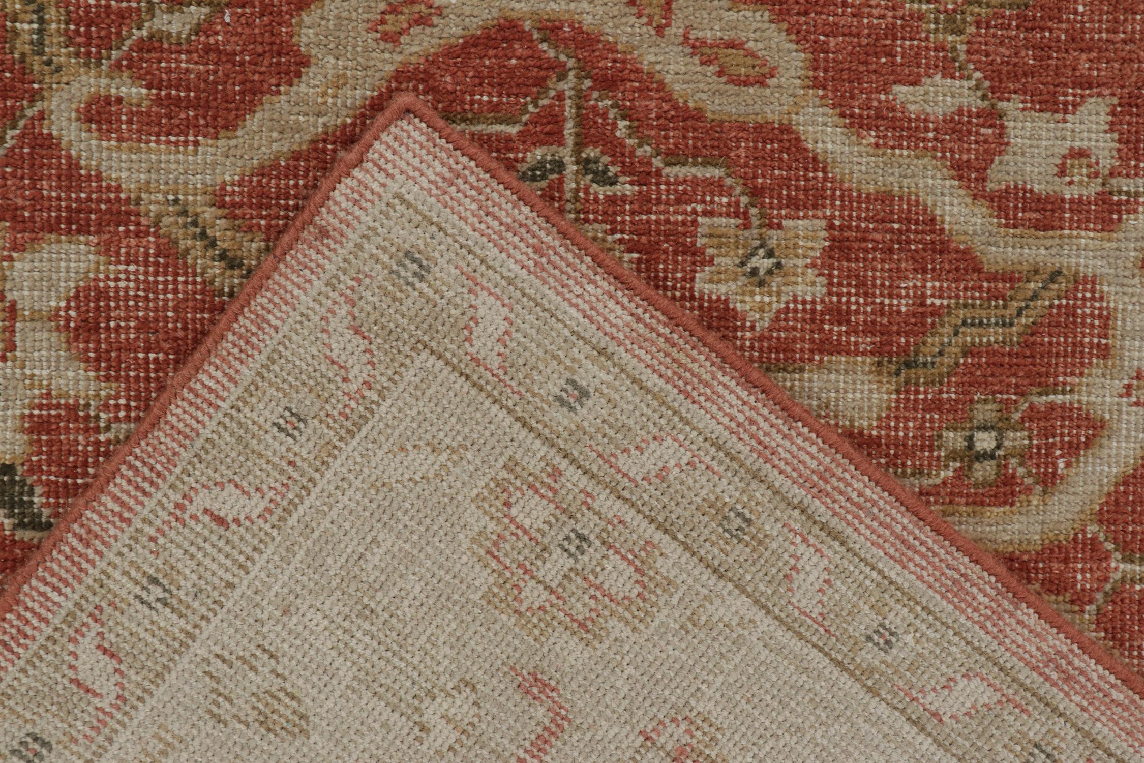 Lana Rug & Kilim: Tappeto in stile classico invecchiato in rosso con motivi floreali beige in vendita