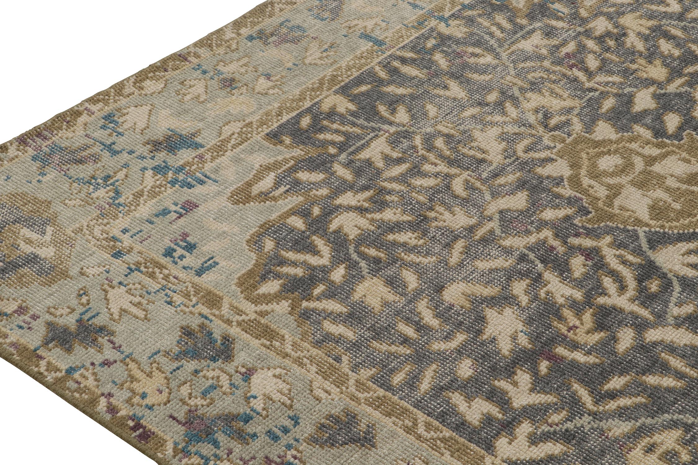 Rug & Kilim's Distressed Classic Style Teppich mit eisblauem Medaillon-Muster im Zustand „Neu“ im Angebot in Long Island City, NY
