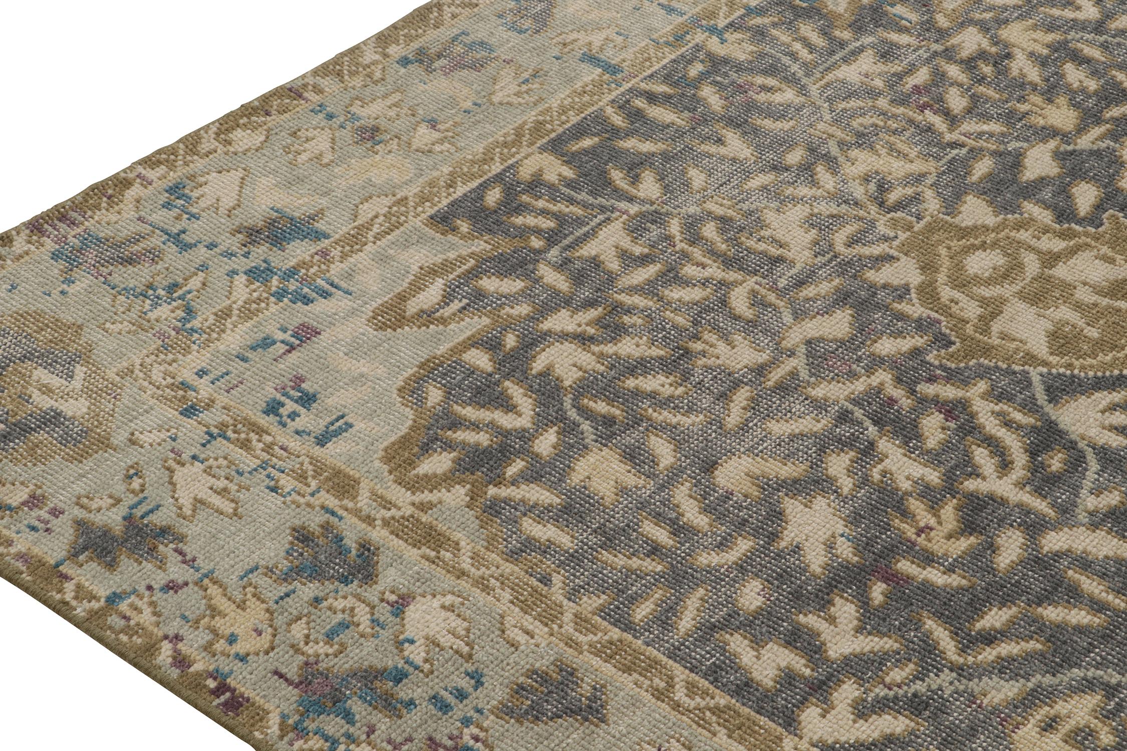 Rug & Kilim's Distressed Classic Style Rug with Ice Blue Medallion Pattern (Tapis de style classique vieilli avec motif de médaillon bleu glacier) Neuf - En vente à Long Island City, NY