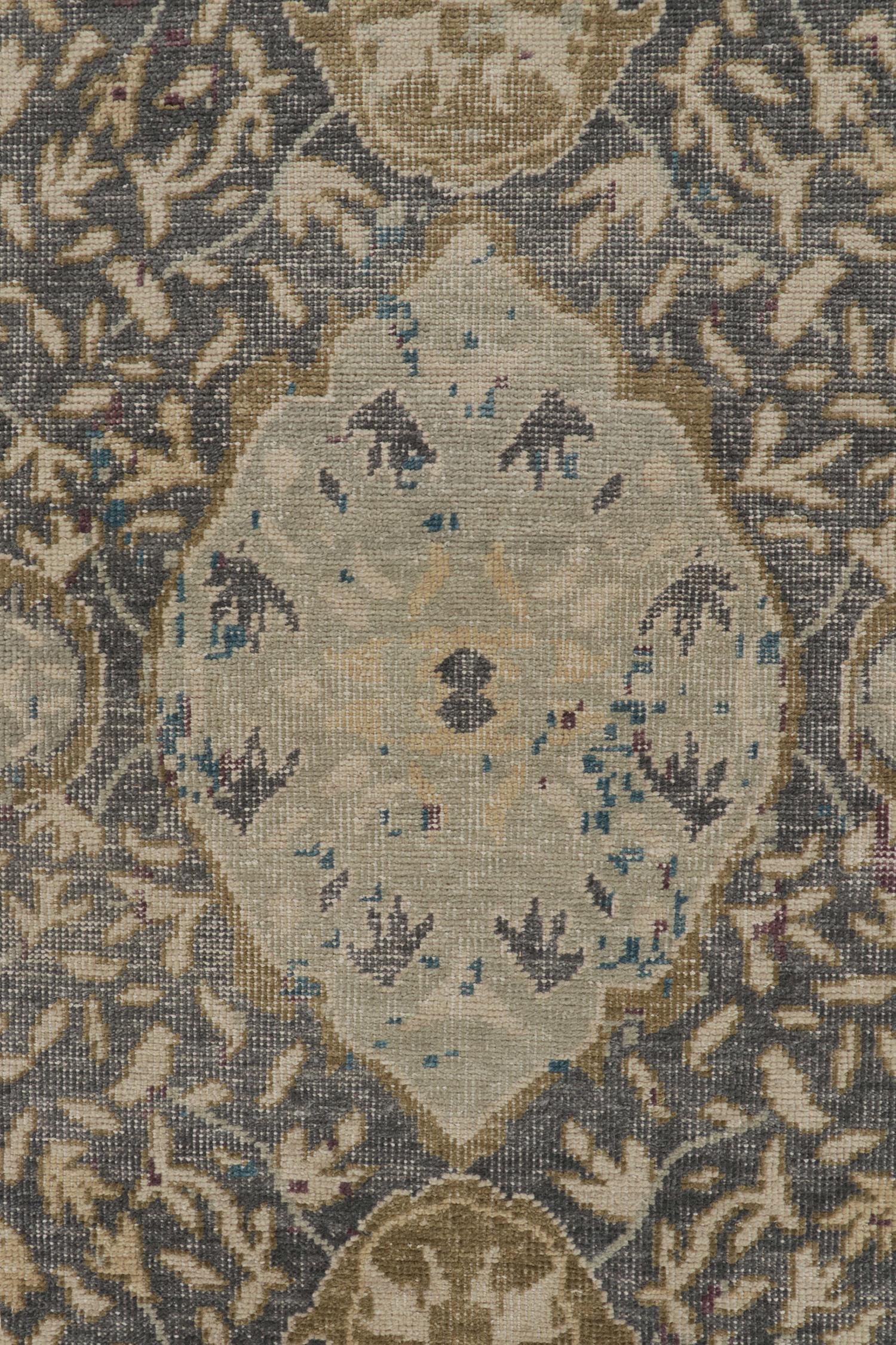 XXI secolo e contemporaneo Rug & Kilim - Tappeto in stile classico invecchiato con motivo a medaglione blu ghiaccio in vendita