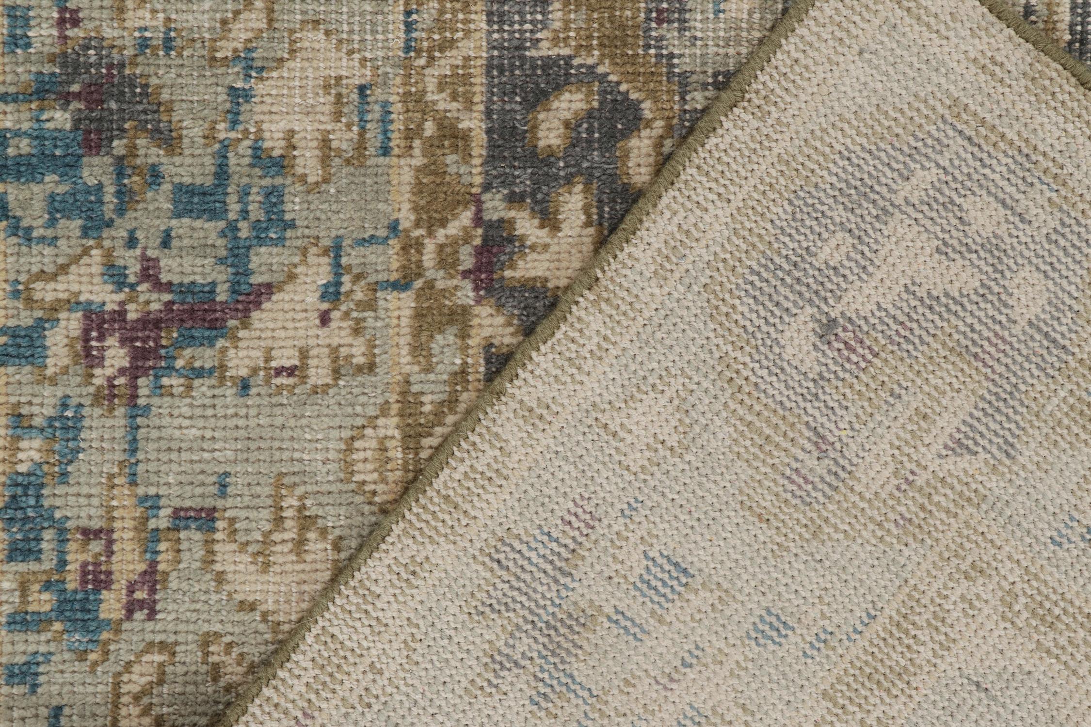 Laine Rug & Kilim's Distressed Classic Style Rug with Ice Blue Medallion Pattern (Tapis de style classique vieilli avec motif de médaillon bleu glacier) en vente