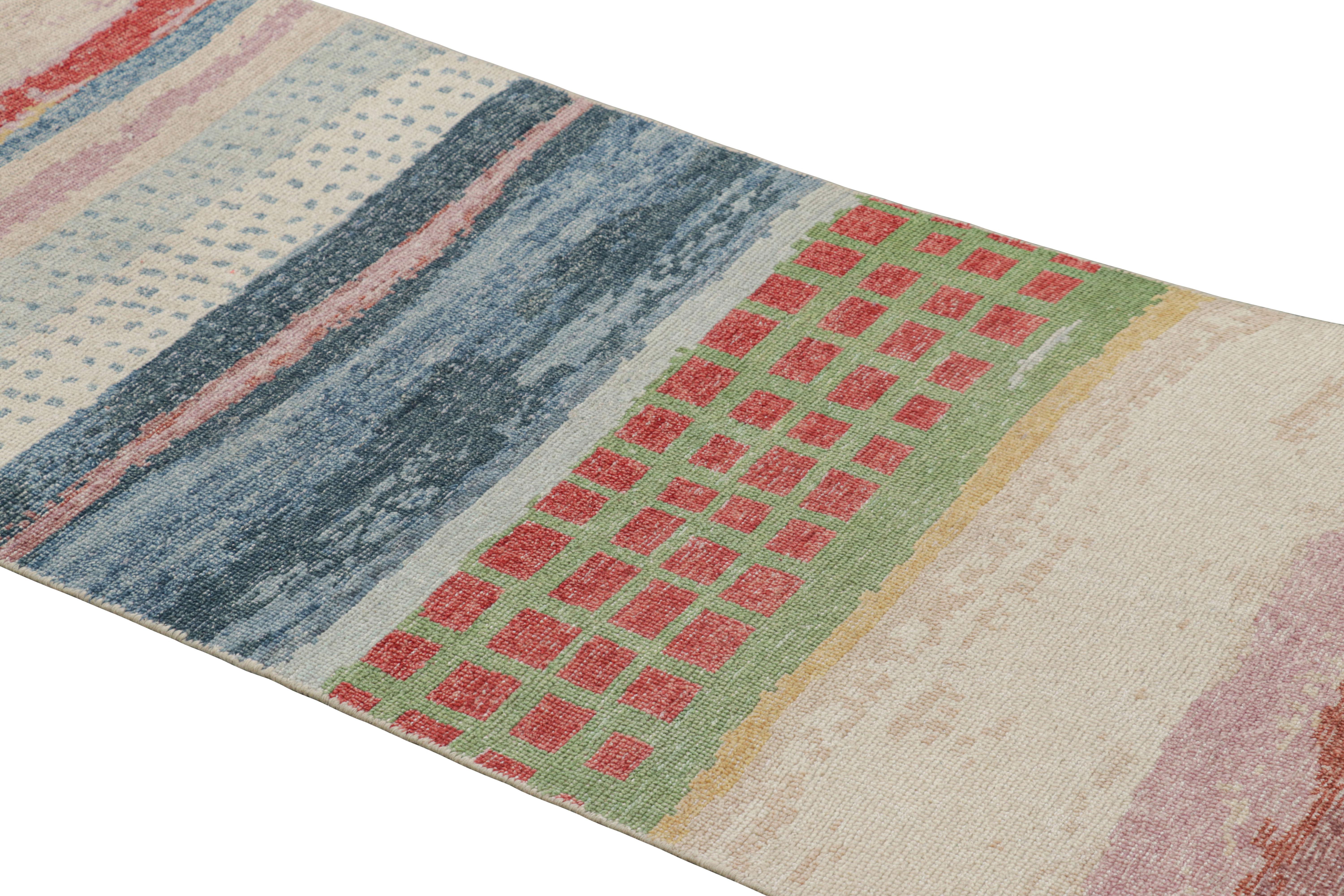 Dieser moderne Läufer aus handgeknüpfter Wolle mit den Maßen 3x7 ist eine lebendige Neuheit in der Homage Teppichkollektion von Rug & Kilim - eine aufregende moderne Herangehensweise an das Aussehen und die Haptik von strapazierten Teppichen.


Über