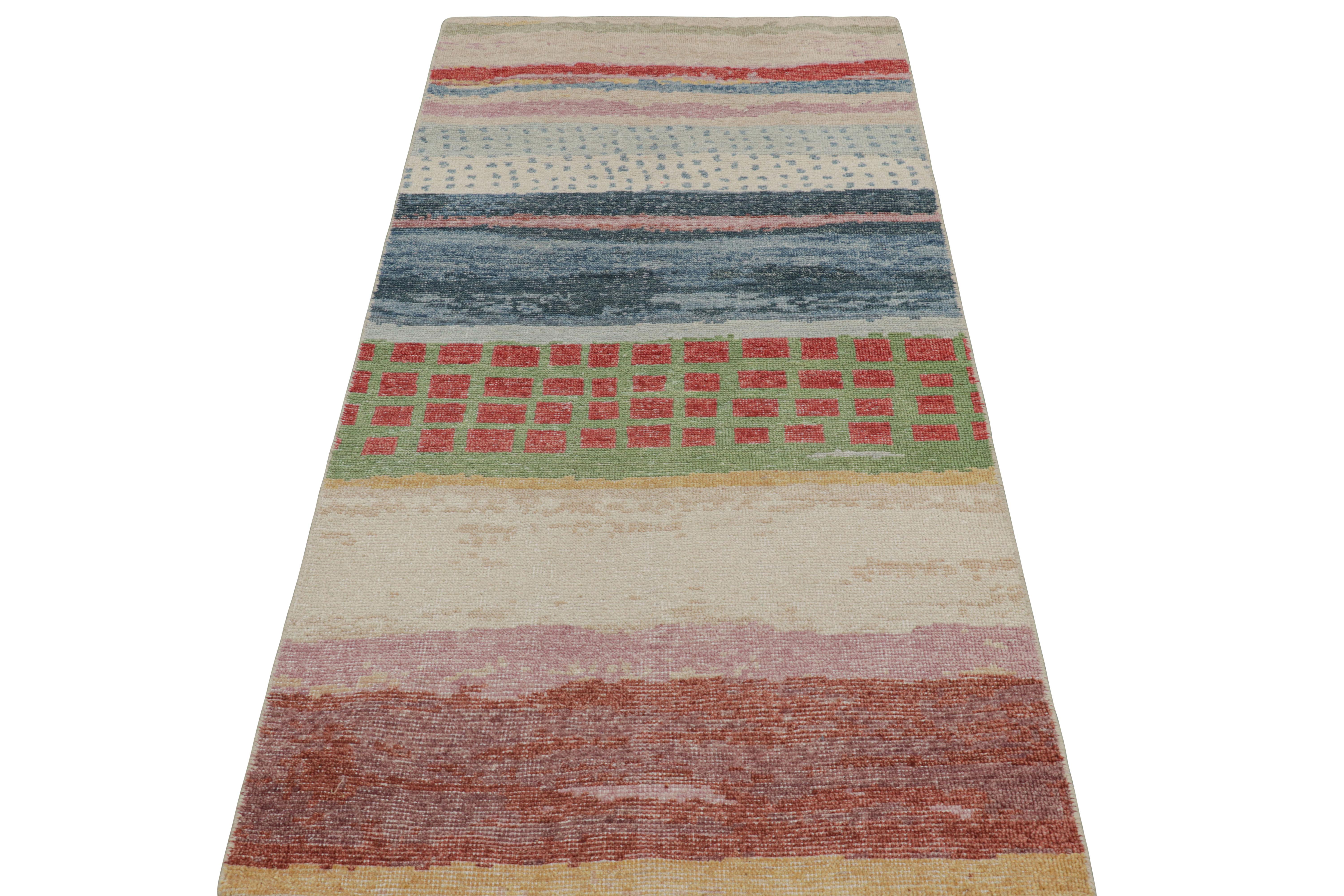 Rug & Kilim's Distressed Contemporary Abstract Runner in polychromen Mustern (Indisch) im Angebot