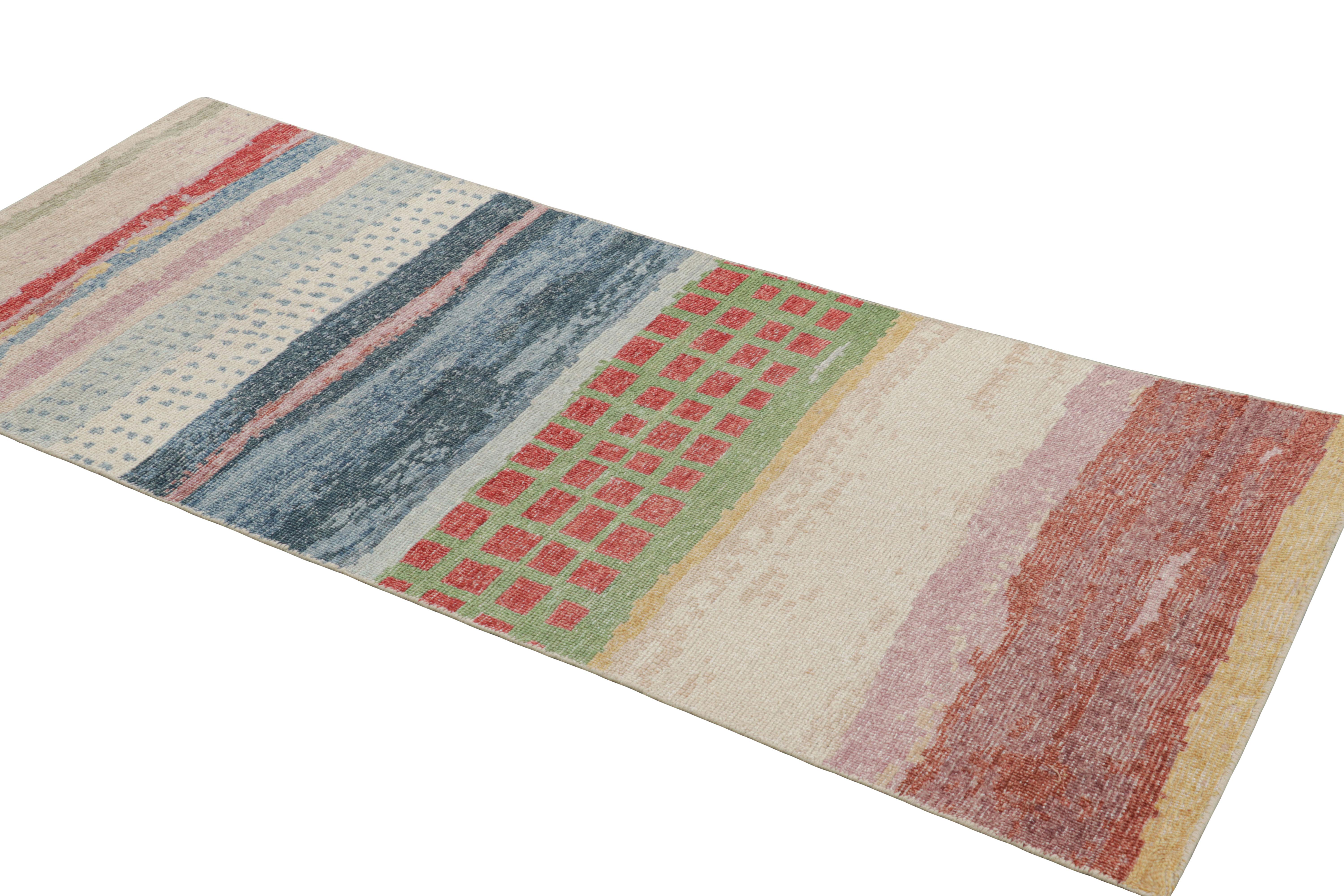 Rug & Kilim's Distressed Contemporary Abstract Runner in polychromen Mustern (Handgeknüpft) im Angebot