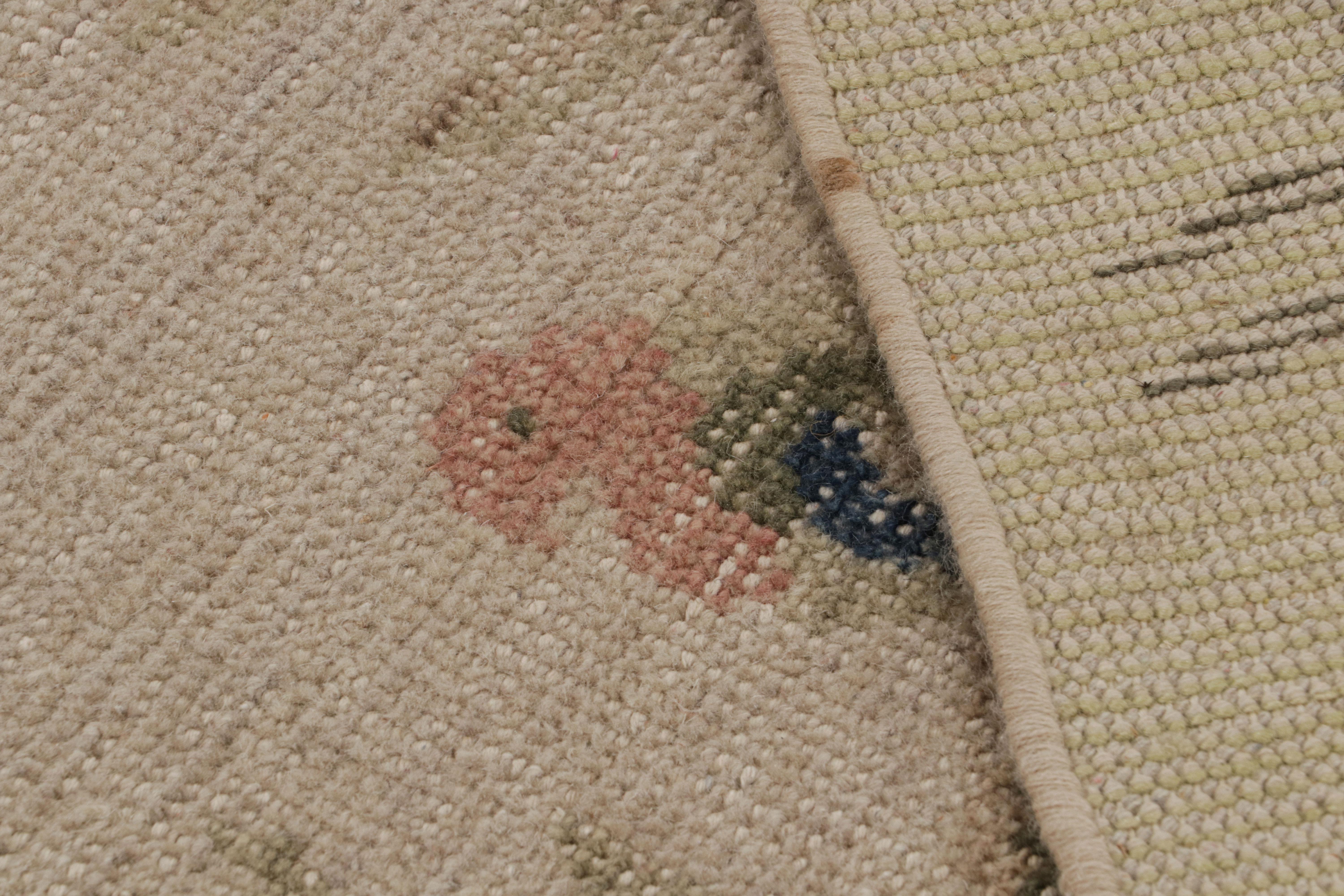 Alfombra pictórica contemporánea desgastada Rug & Kilim en beige-marrón y verde Siglo XXI y contemporáneo en venta