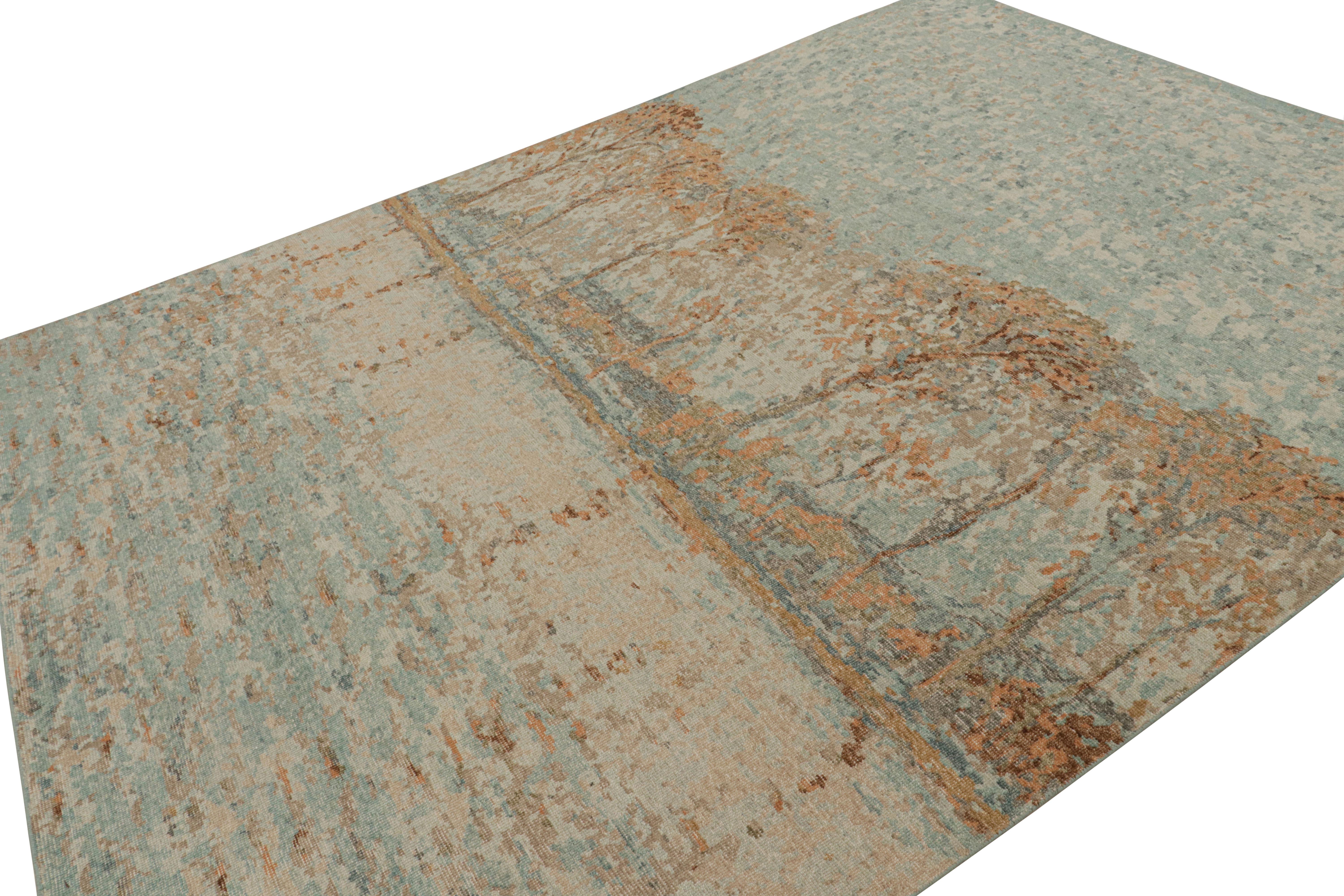 Noué à la main en laine, ce tapis moderne 9x12 de style vieilli est issu de la collection Homage de Rug & Kilim.

Sur le Design :

Cette pièce présente un pictogramme de forêt et de lac dans des tons bleus et ambrés. Les connaisseurs peuvent