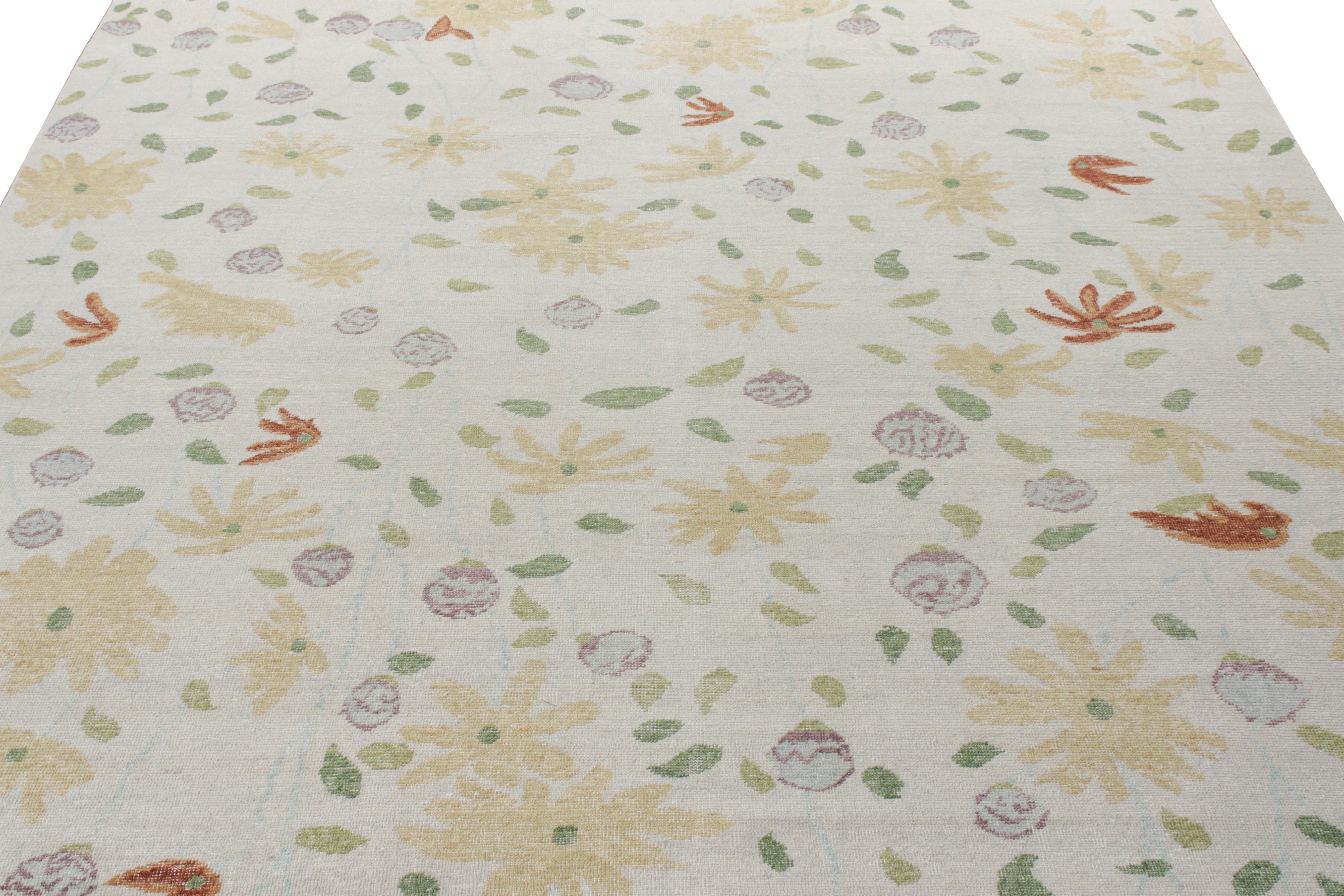 Anudada a mano en lana, una alfombra contemporánea de 10x14 de la colección Homage de Rug & Kilim, una nueva y audaz enciclopedia textural de estilos.

Sobre el diseño: Esta pieza combina motivos florales impresionistas en los tonos beige, verde y