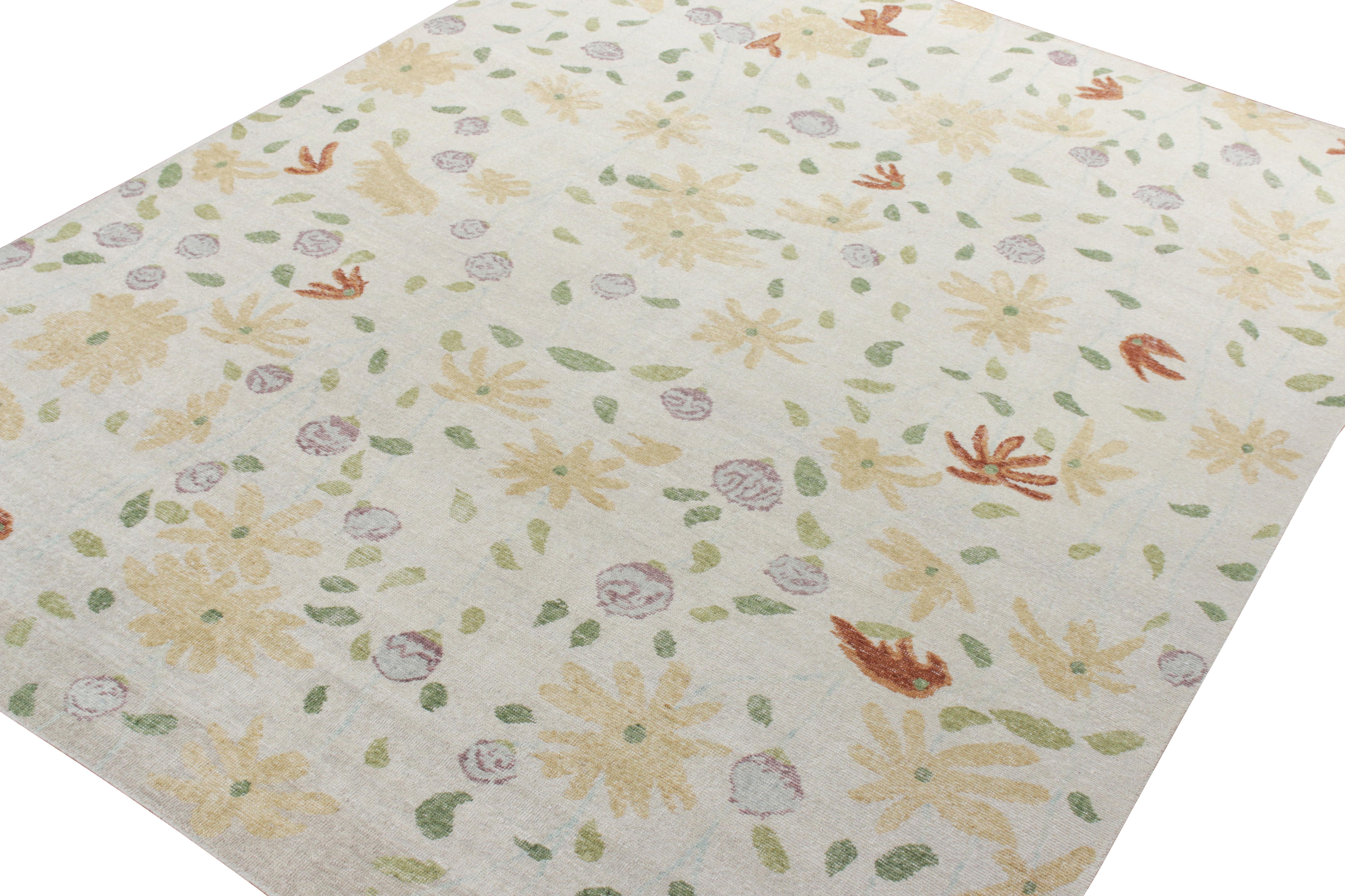 Alfombra contemporánea desgastada Rug & Kilim en blanco con motivos florales beige Moderno en venta