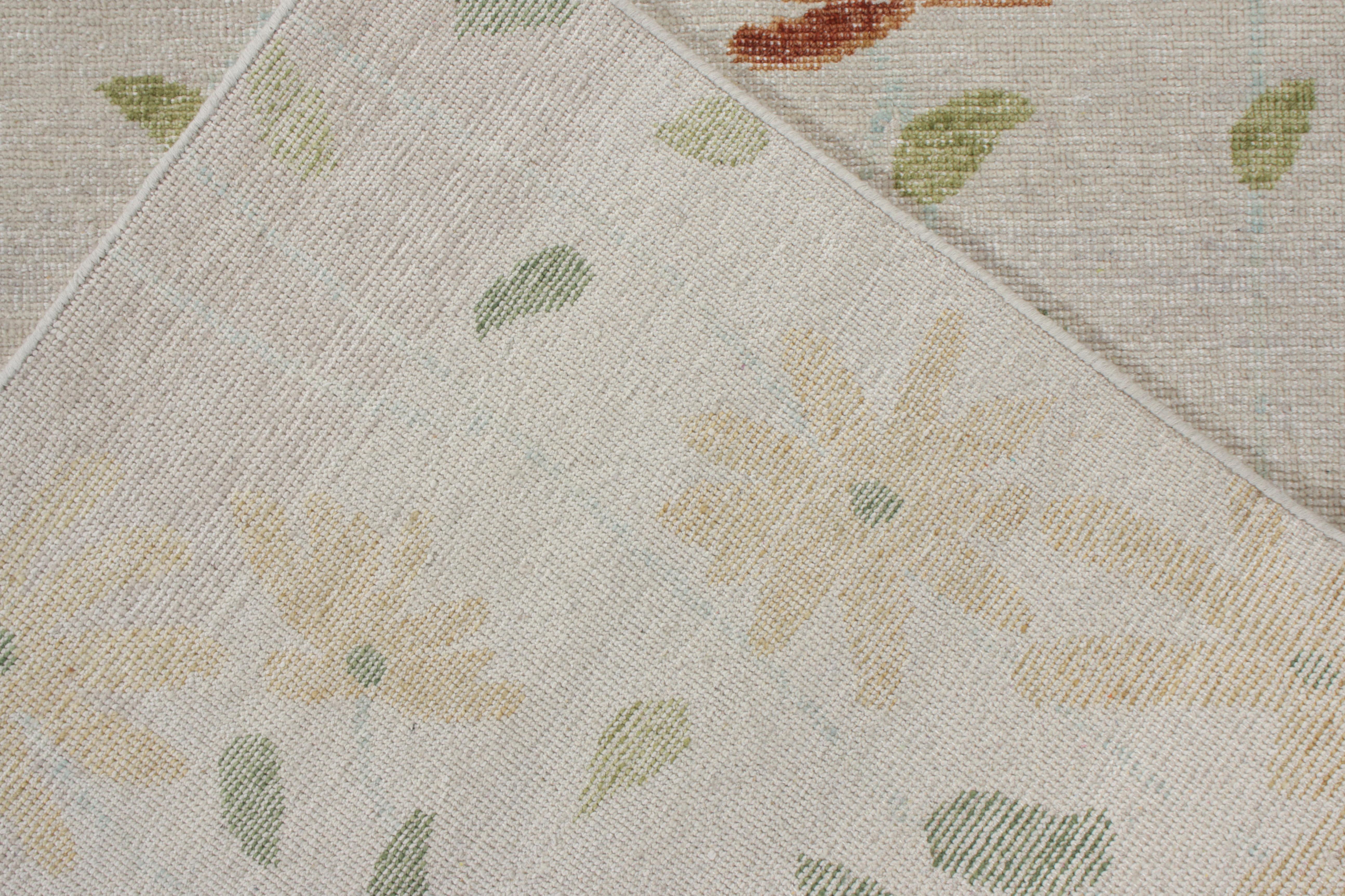 Alfombra contemporánea desgastada Rug & Kilim en blanco con motivos florales beige Anudado a mano en venta