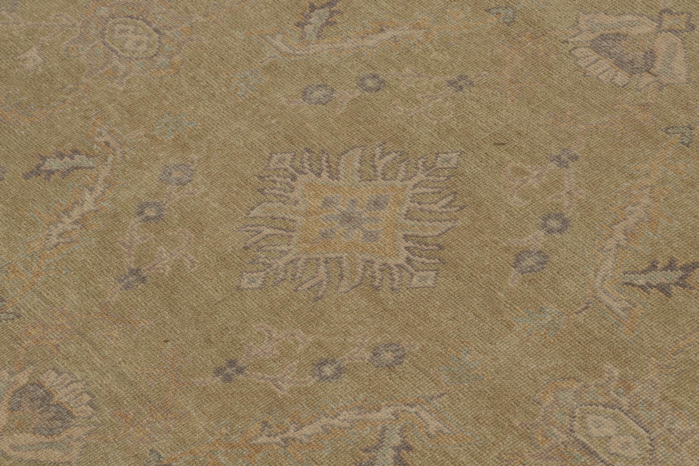 XXI secolo e contemporaneo Rug & Kilim è un tappeto personalizzato con motivo distorto in verde e beige e blu. in vendita