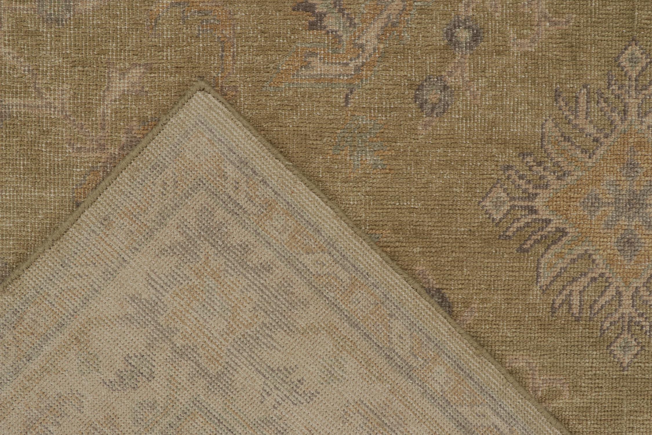 Lana Rug & Kilim è un tappeto personalizzato con motivo distorto in verde e beige e blu. in vendita