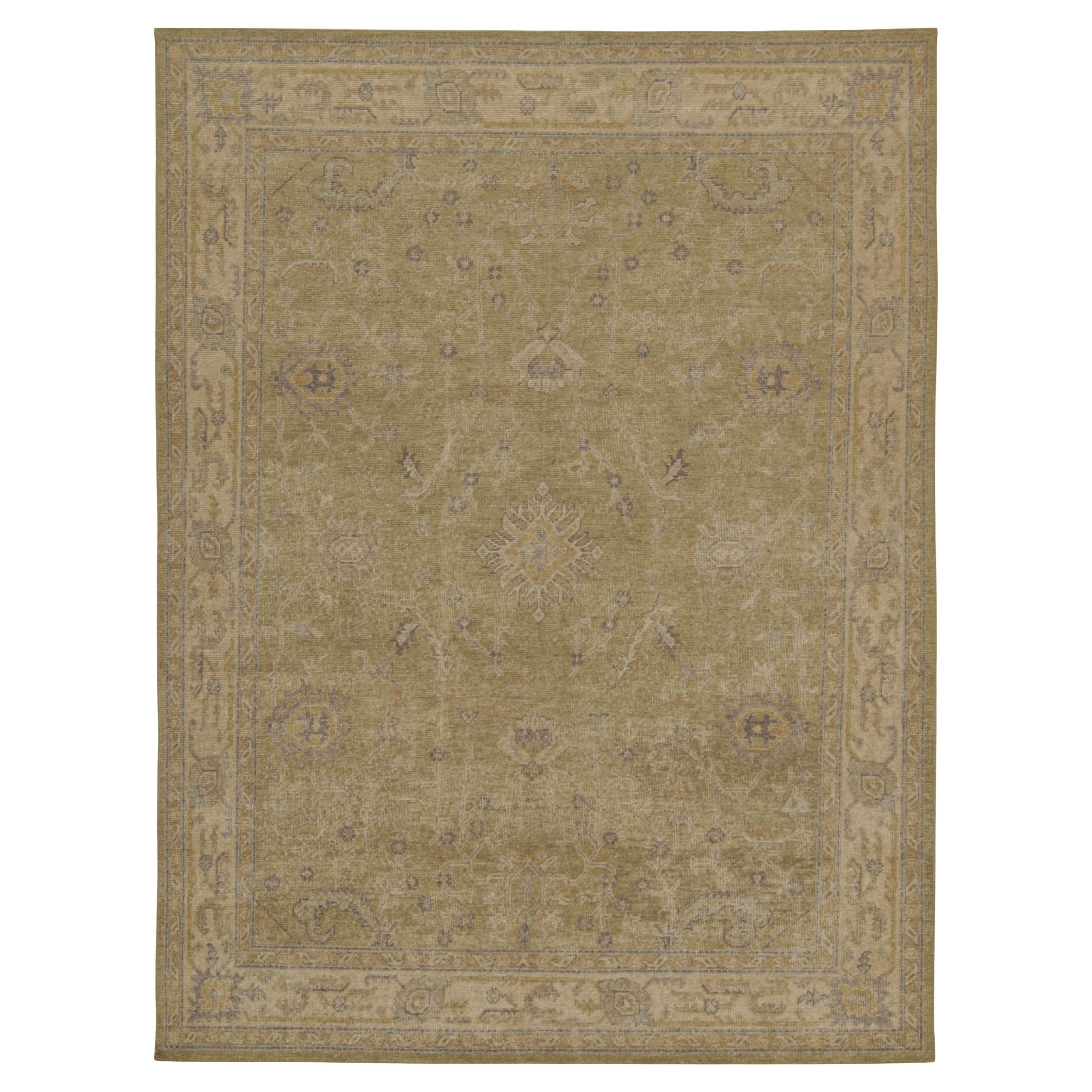 Rug & Kilim è un tappeto personalizzato con motivo distorto in verde e beige e blu.
