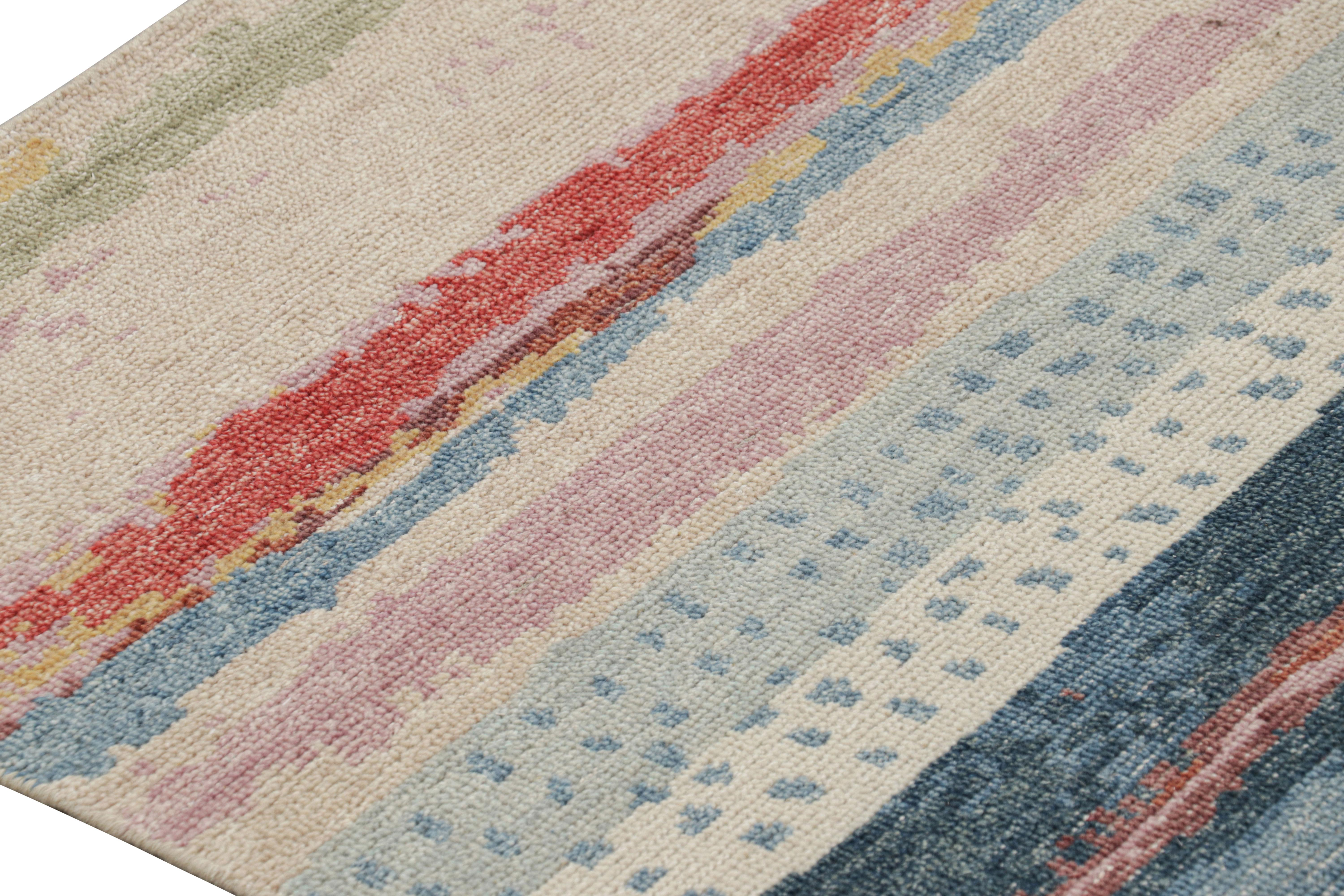 Moderno Rug & Kilim ha realizzato un tappeto personalizzato con motivi astratti policromatici. in vendita