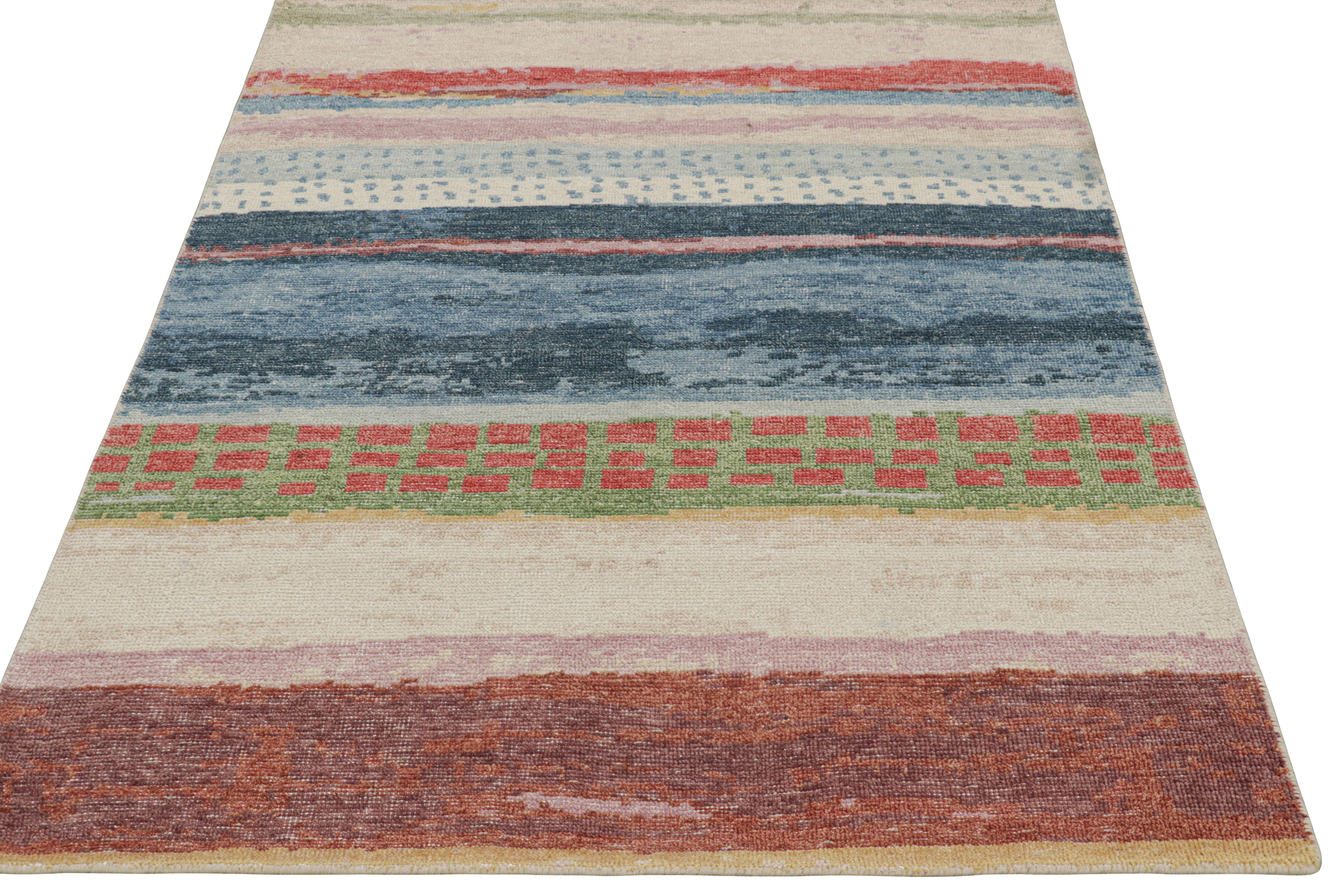 Indiano Rug & Kilim ha realizzato un tappeto personalizzato con motivi astratti policromatici. in vendita