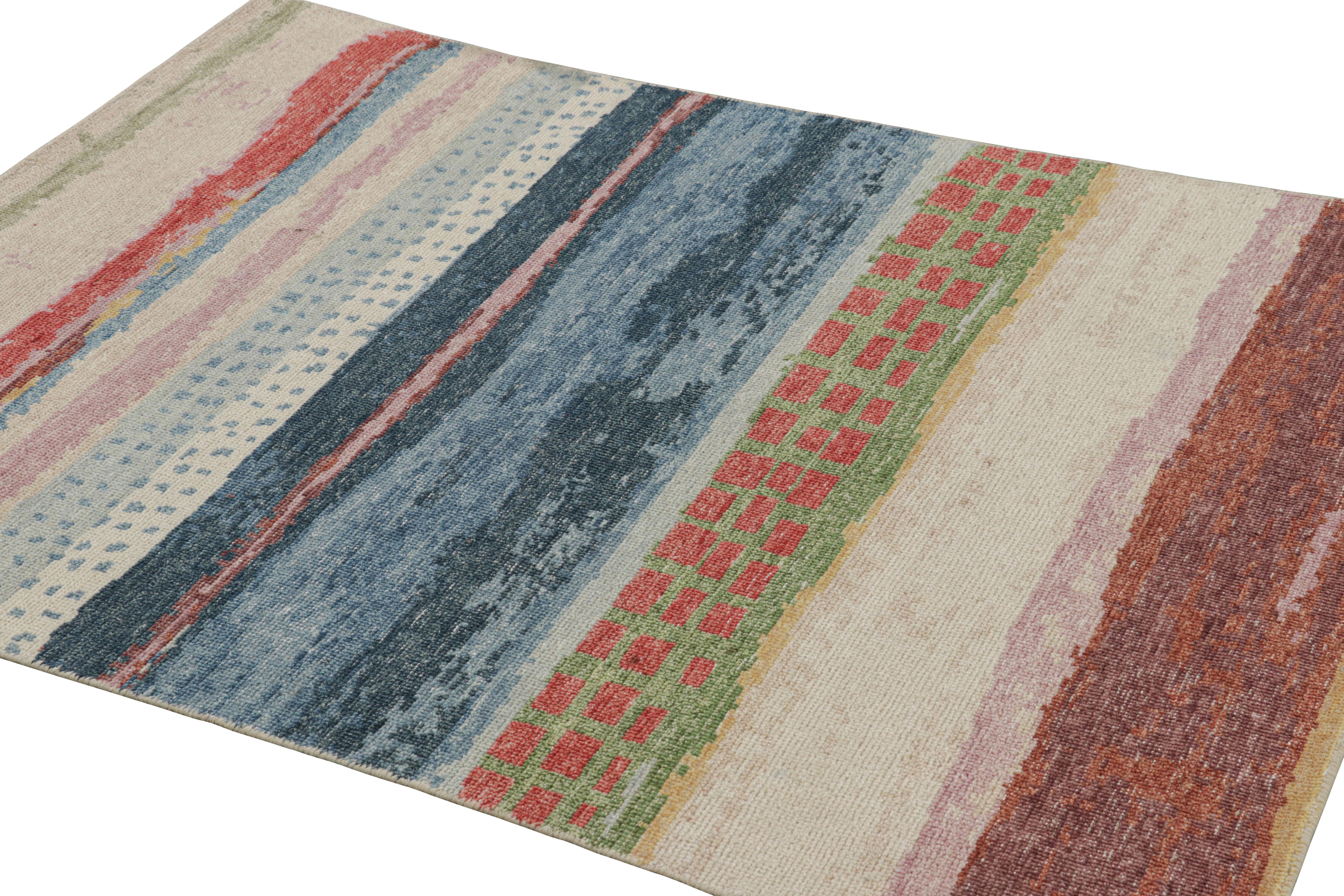 Annodato a mano Rug & Kilim ha realizzato un tappeto personalizzato con motivi astratti policromatici. in vendita