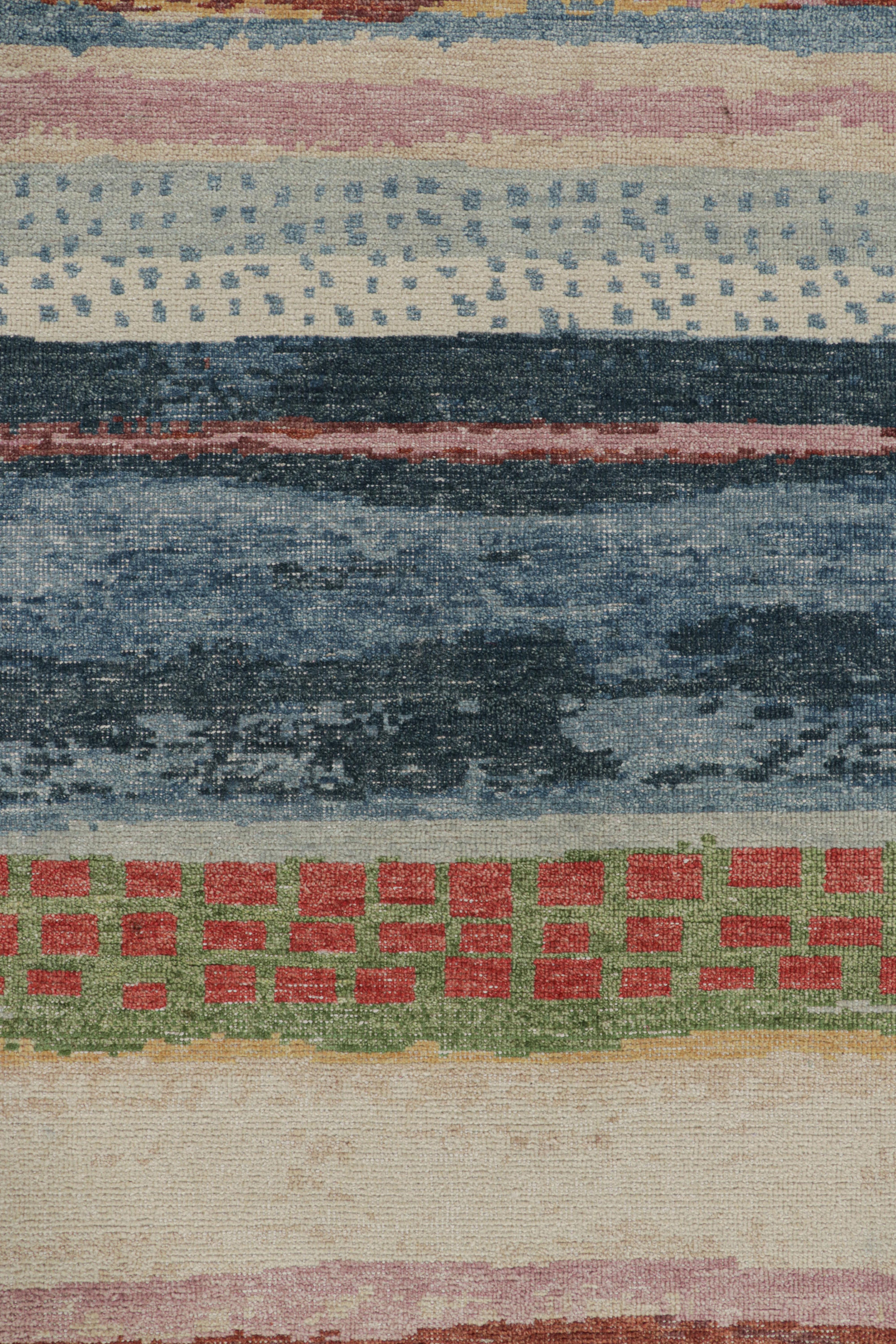Rug & Kilim ha realizzato un tappeto personalizzato con motivi astratti policromatici. In condizioni Nuovo in vendita a Long Island City, NY