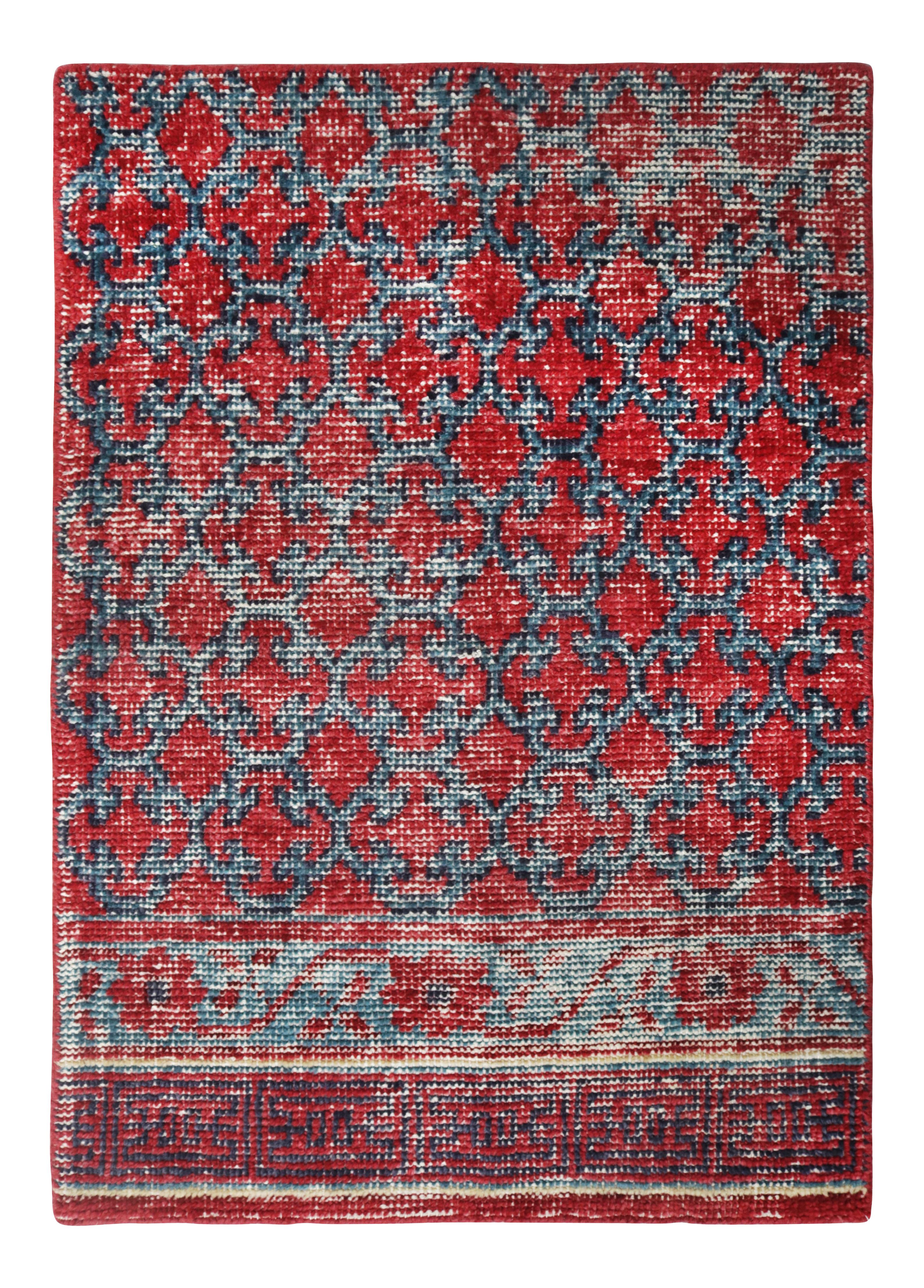 Rug & Kilim's Distressed Custom Rug Sample in Rot und Blau mit geometrischen Mustern (Moderne) im Angebot