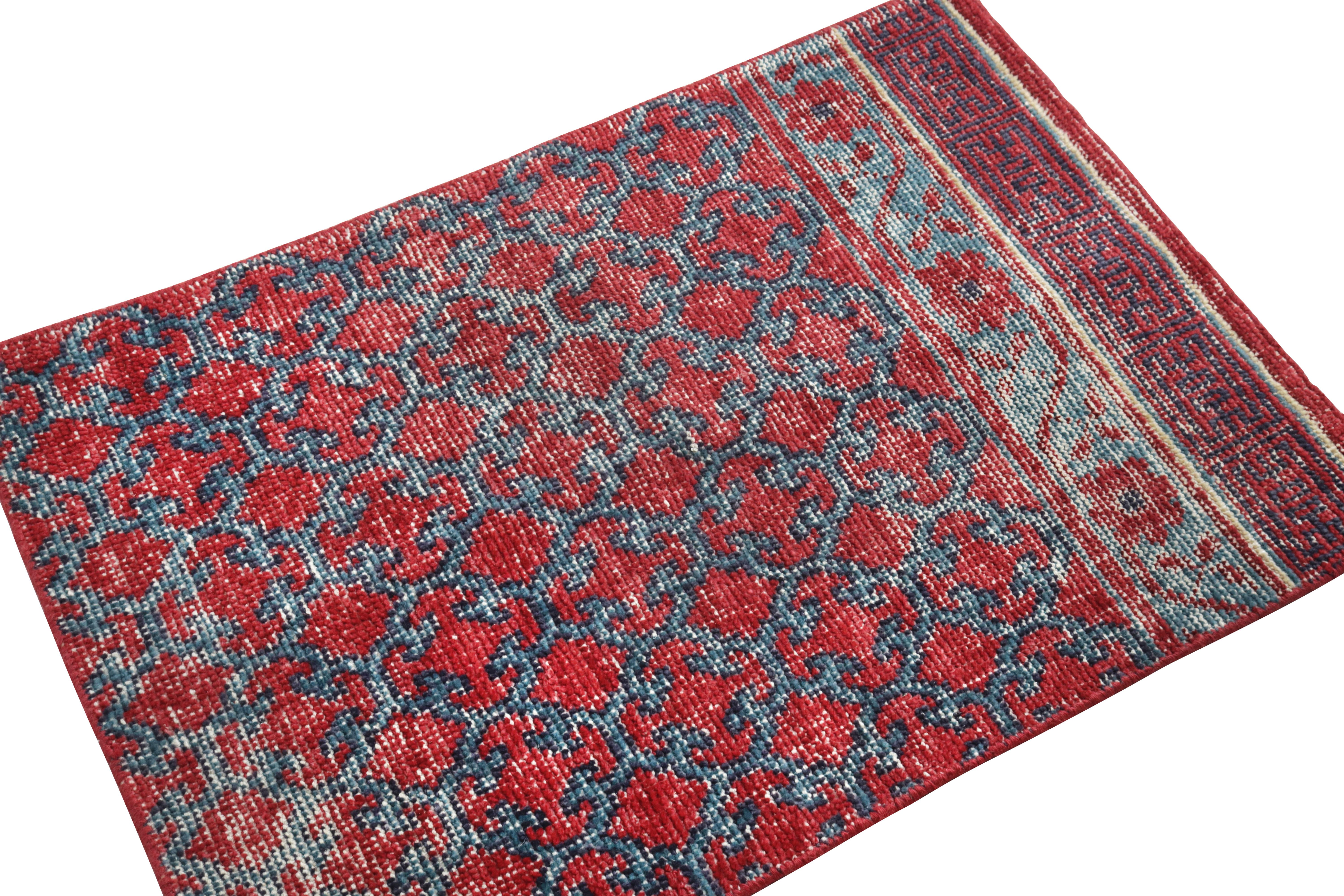 Rug & Kilim's Distressed Custom Rug Sample in Rot und Blau mit geometrischen Mustern (Indisch) im Angebot