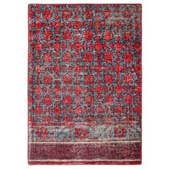 Rug & Kilim ha realizzato un campione di tappeto personalizzato con motivi geometrici rossi e blu.