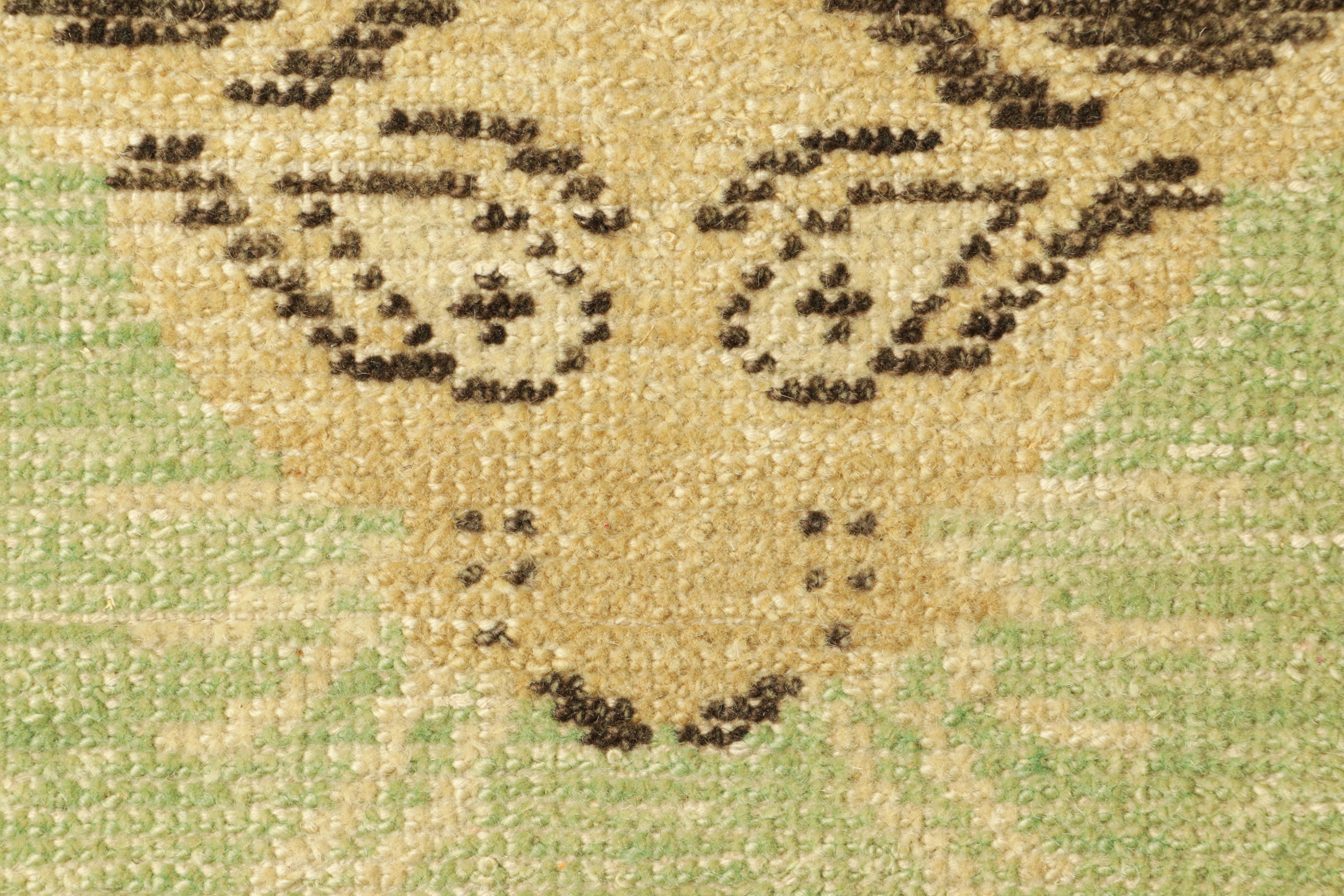 Indiano Rug & Kilim: Tappeto personalizzato in pelle di tigre, verde, con foto. in vendita