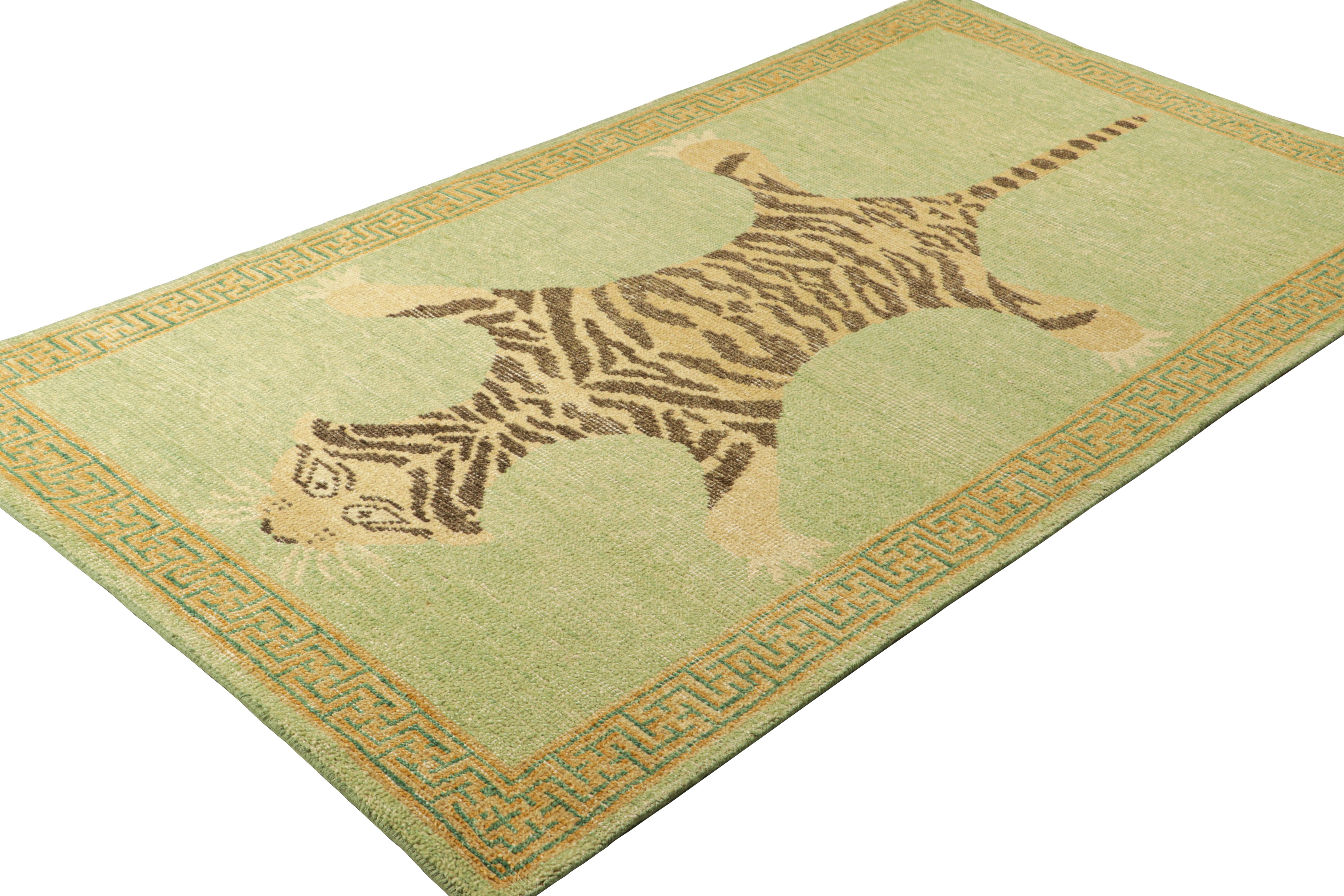 Annodato a mano Rug & Kilim: Tappeto personalizzato in pelle di tigre, verde, con foto. in vendita