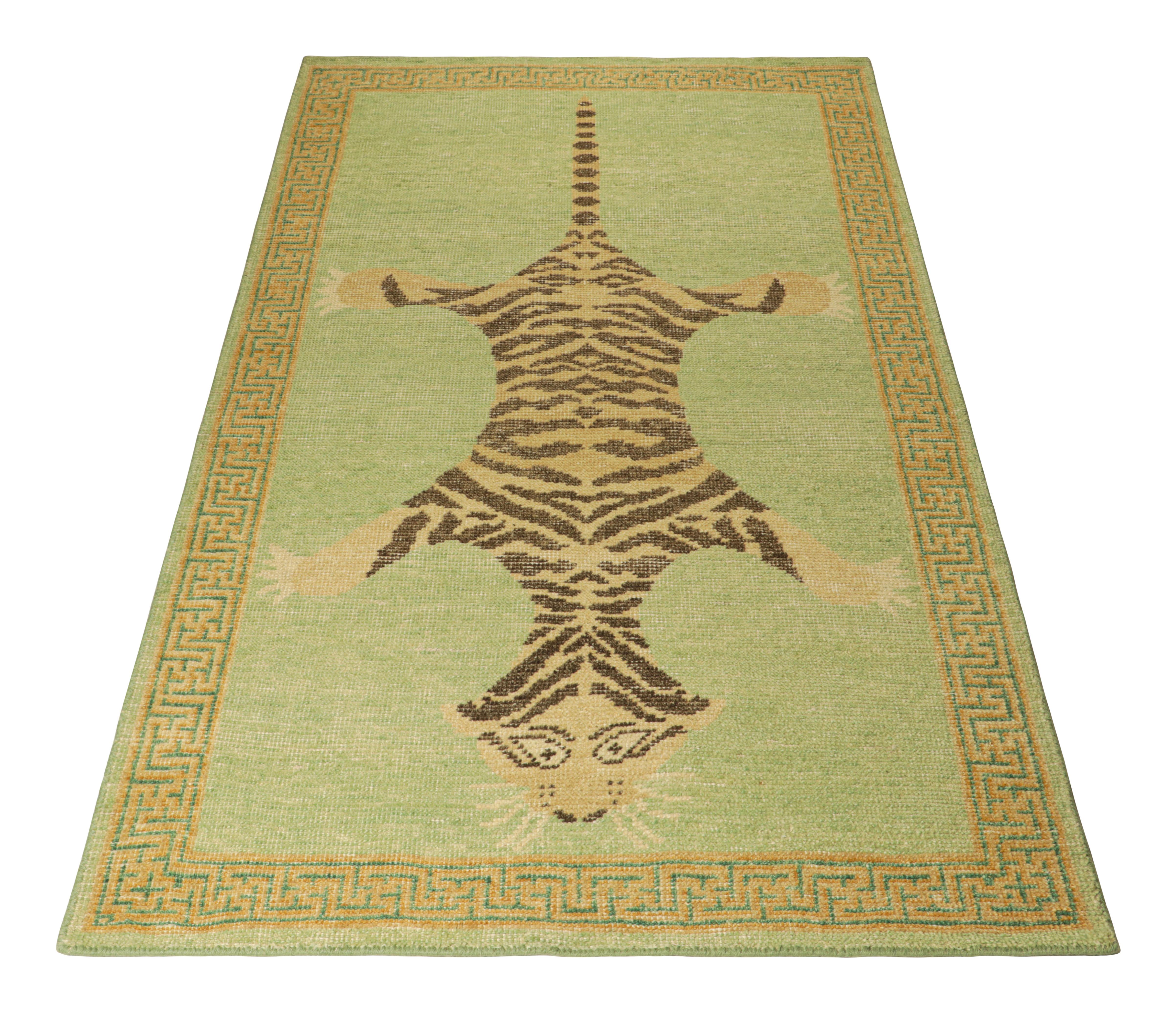 Rug & Kilim: Tappeto personalizzato in pelle di tigre, verde, con foto. In condizioni Nuovo in vendita a Long Island City, NY
