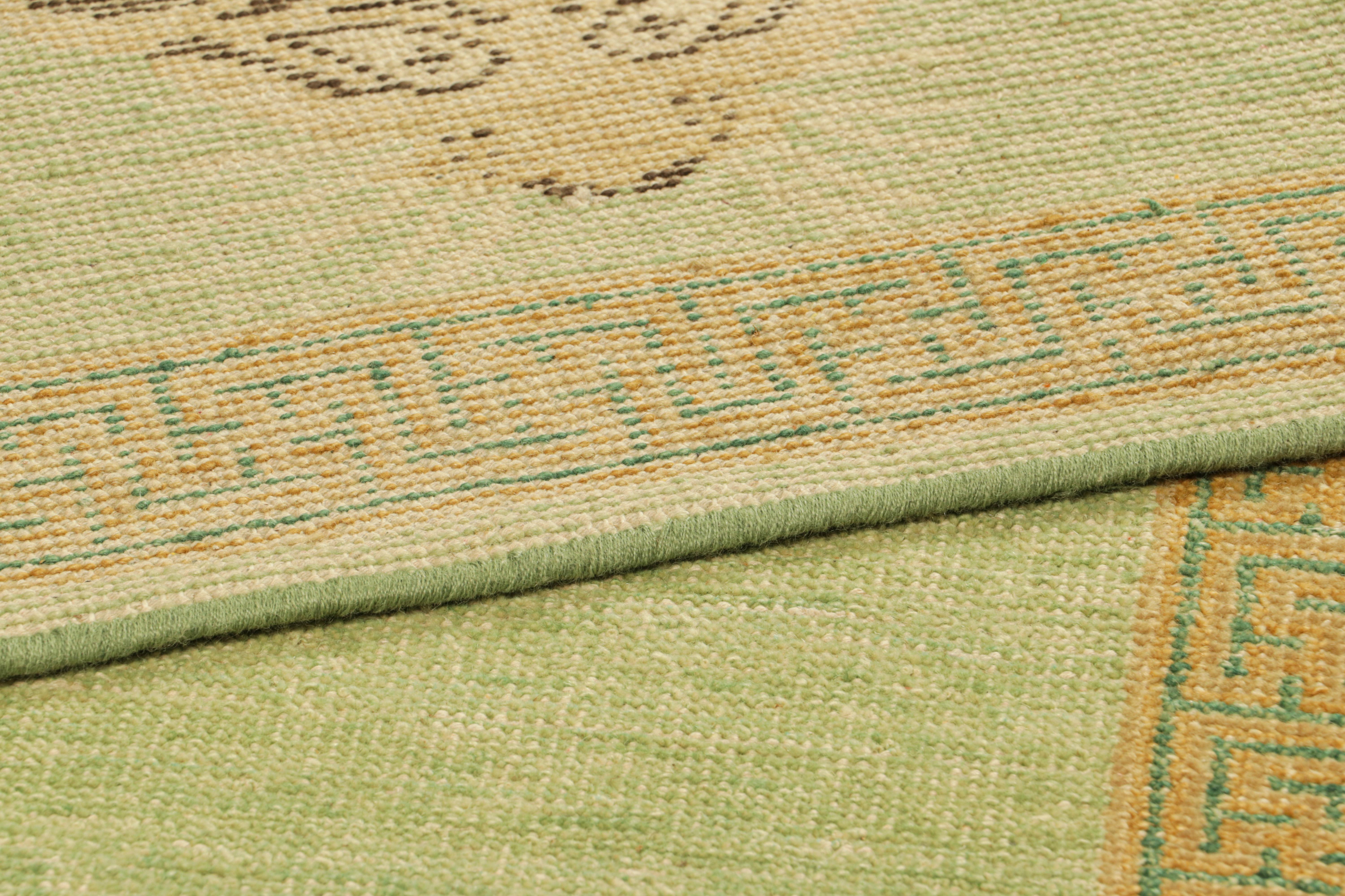 Lana Rug & Kilim: Tappeto personalizzato in pelle di tigre, verde, con foto. in vendita