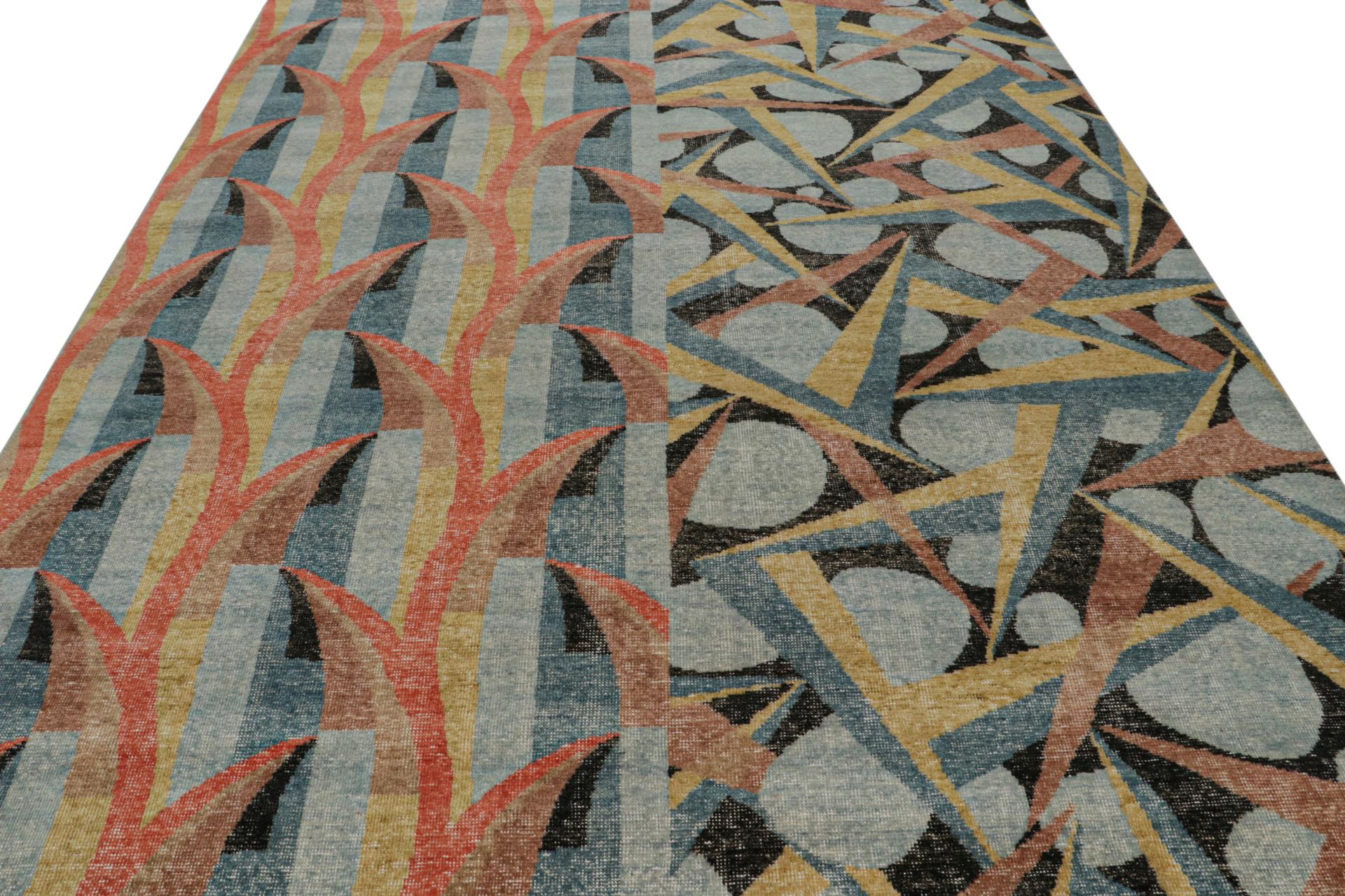 Moderne Rug & Kilim's Distressed Deco Rug In Blue & Beige-Brown Geometric Patterns (tapis déco vieilli aux motifs géométriques bleu et beige-marron) en vente