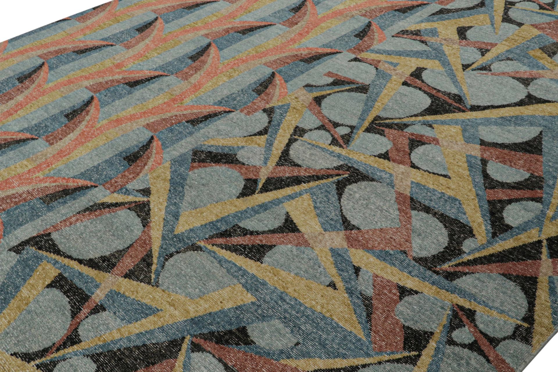 Rug & Kilim's Distressed Deco Teppich in Blau & Beige-Braun Geometrische Muster (Indisch) im Angebot