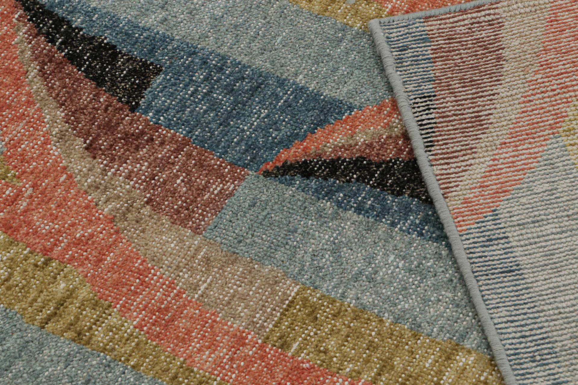 Rug & Kilim's Distressed Deco Teppich in Blau & Beige-Braun Geometrische Muster (21. Jahrhundert und zeitgenössisch) im Angebot
