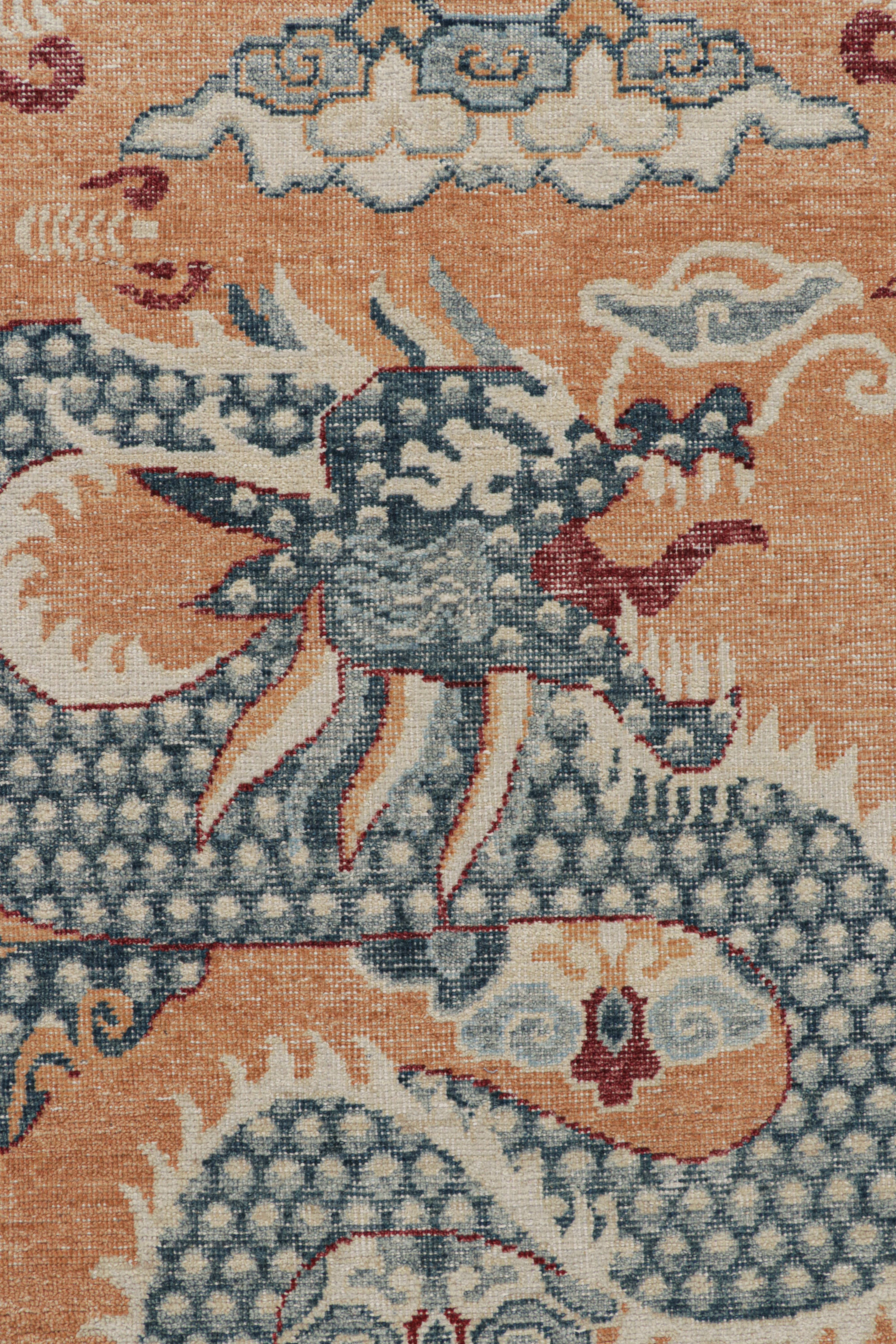 Moderno Rug & Kilim: Tappeto Dragon Distressed con motivi pittorici blu, oro e rosso in vendita