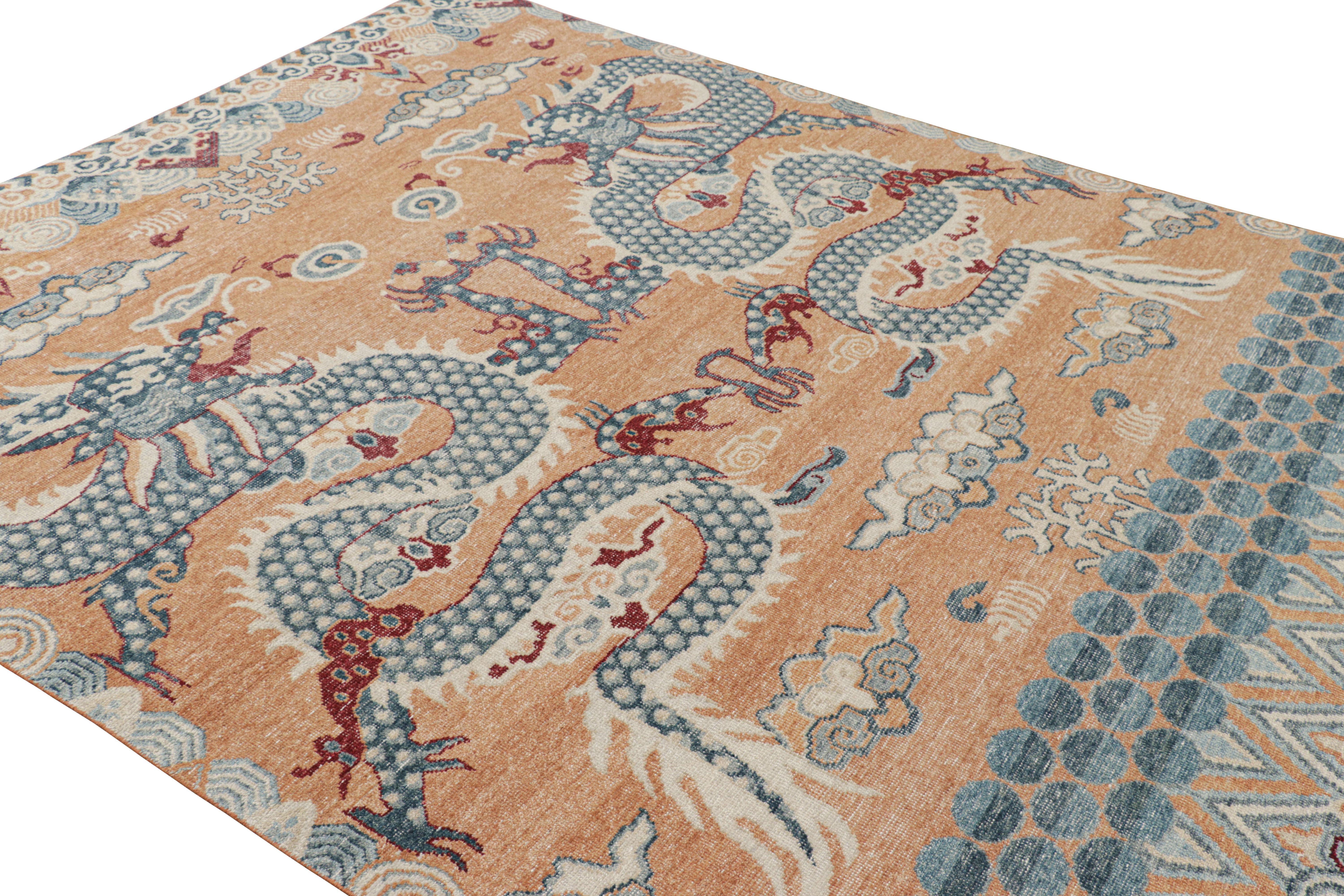 Indiano Rug & Kilim: Tappeto Dragon Distressed con motivi pittorici blu, oro e rosso in vendita