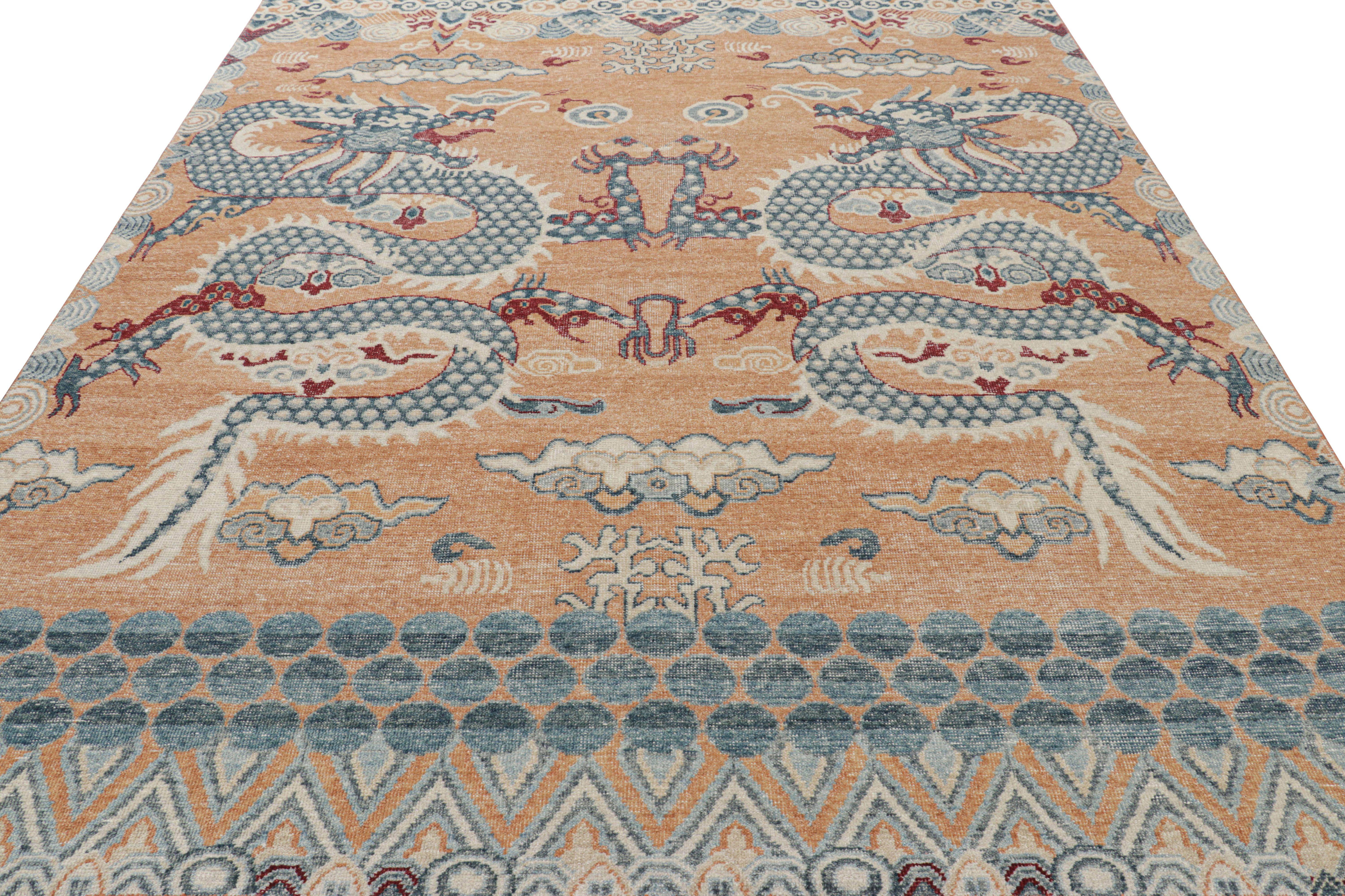 Annodato a mano Rug & Kilim: Tappeto Dragon Distressed con motivi pittorici blu, oro e rosso in vendita