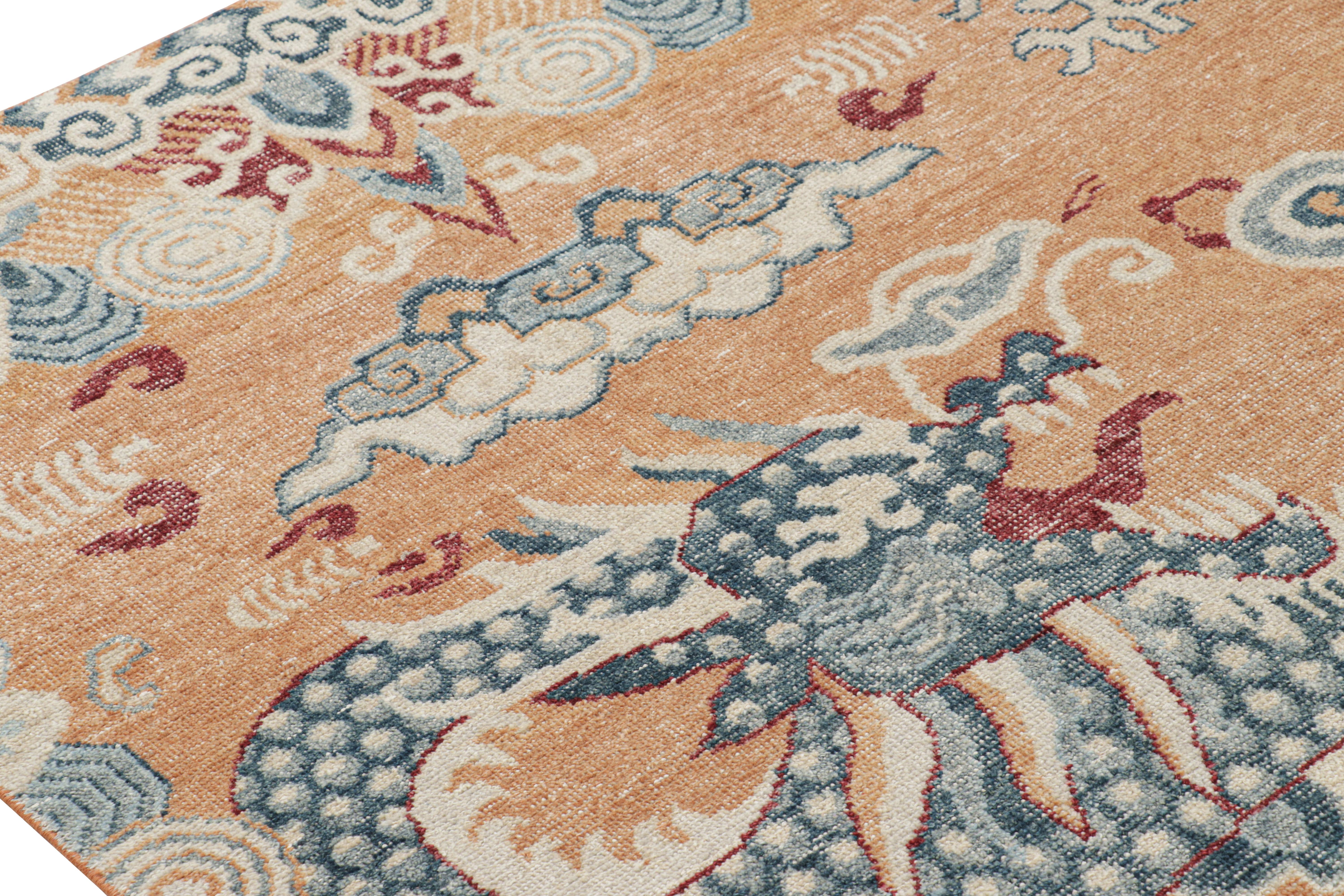 Rug & Kilim: Tappeto Dragon Distressed con motivi pittorici blu, oro e rosso In condizioni Nuovo in vendita a Long Island City, NY