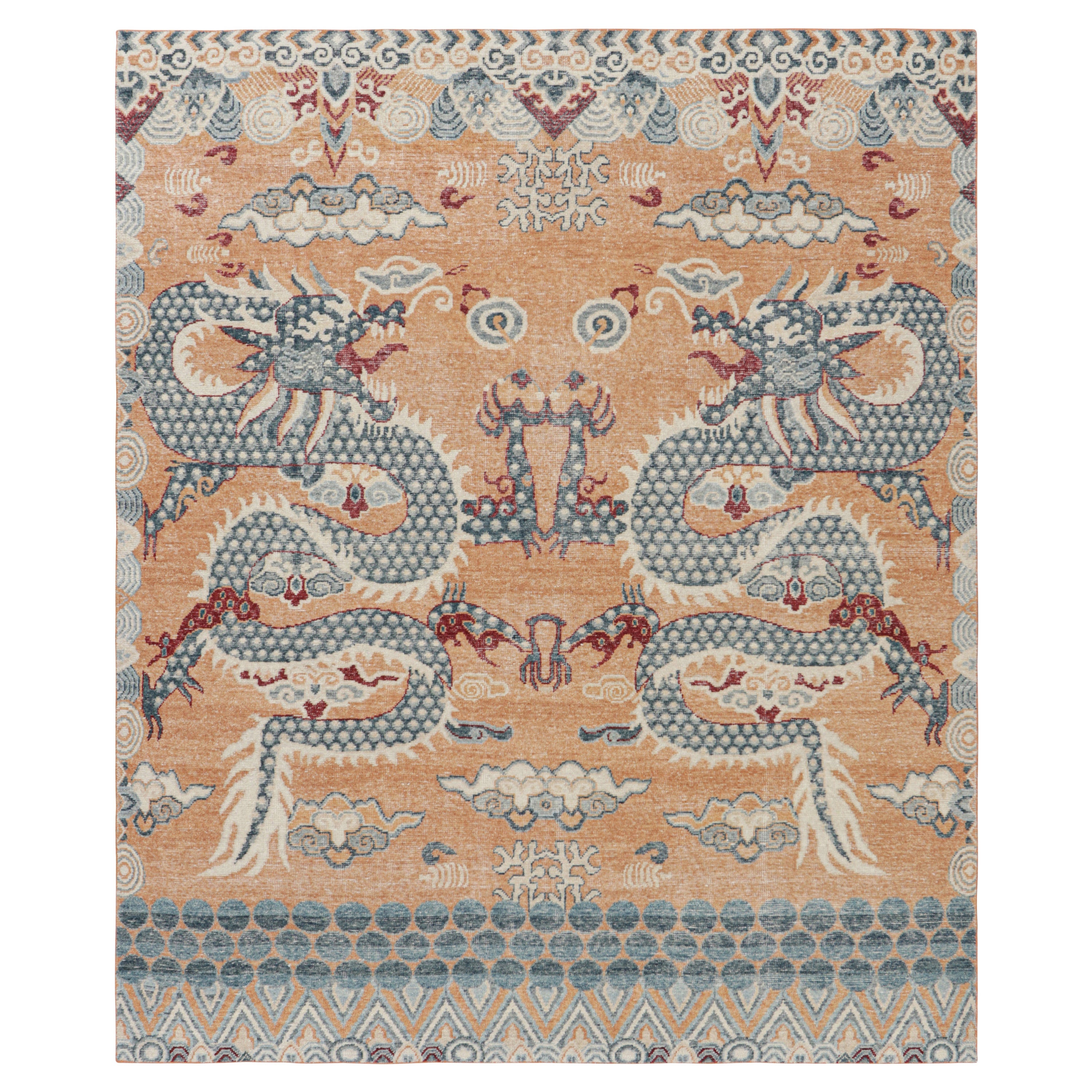 Rug & Kilim: Tappeto Dragon Distressed con motivi pittorici blu, oro e rosso in vendita