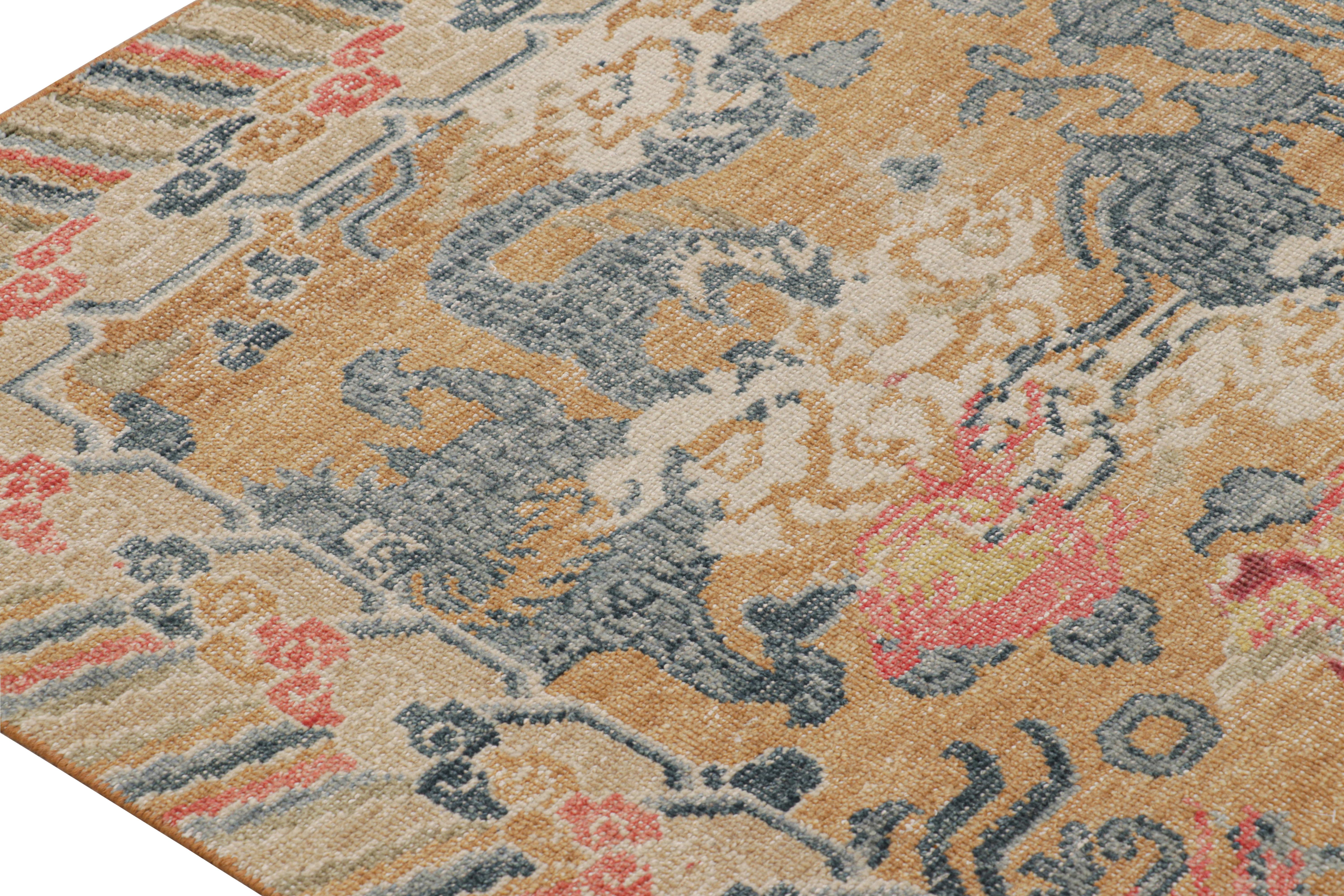 Alfombra Dragón Desgastada de Rug & Kilim con motivos pictóricos en azul, ocre y rojo Siglo XXI y contemporáneo en venta