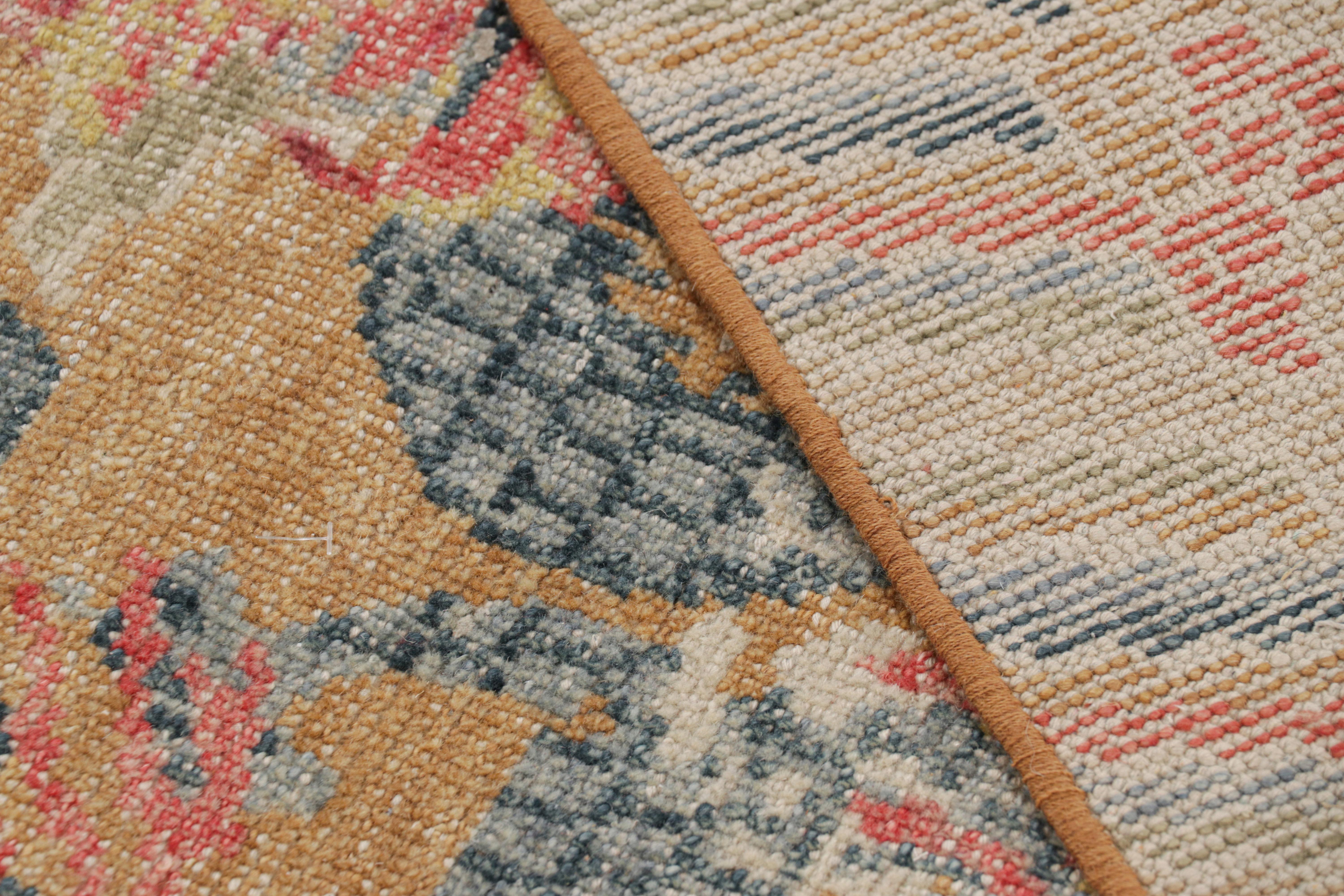 Rug & Kilim's Distressed Dragon Teppich in Blau, Ocker und Rot mit Bildmustern (Wolle) im Angebot