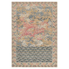 Alfombra Dragón Desgastada de Rug & Kilim con motivos pictóricos en azul, ocre y rojo