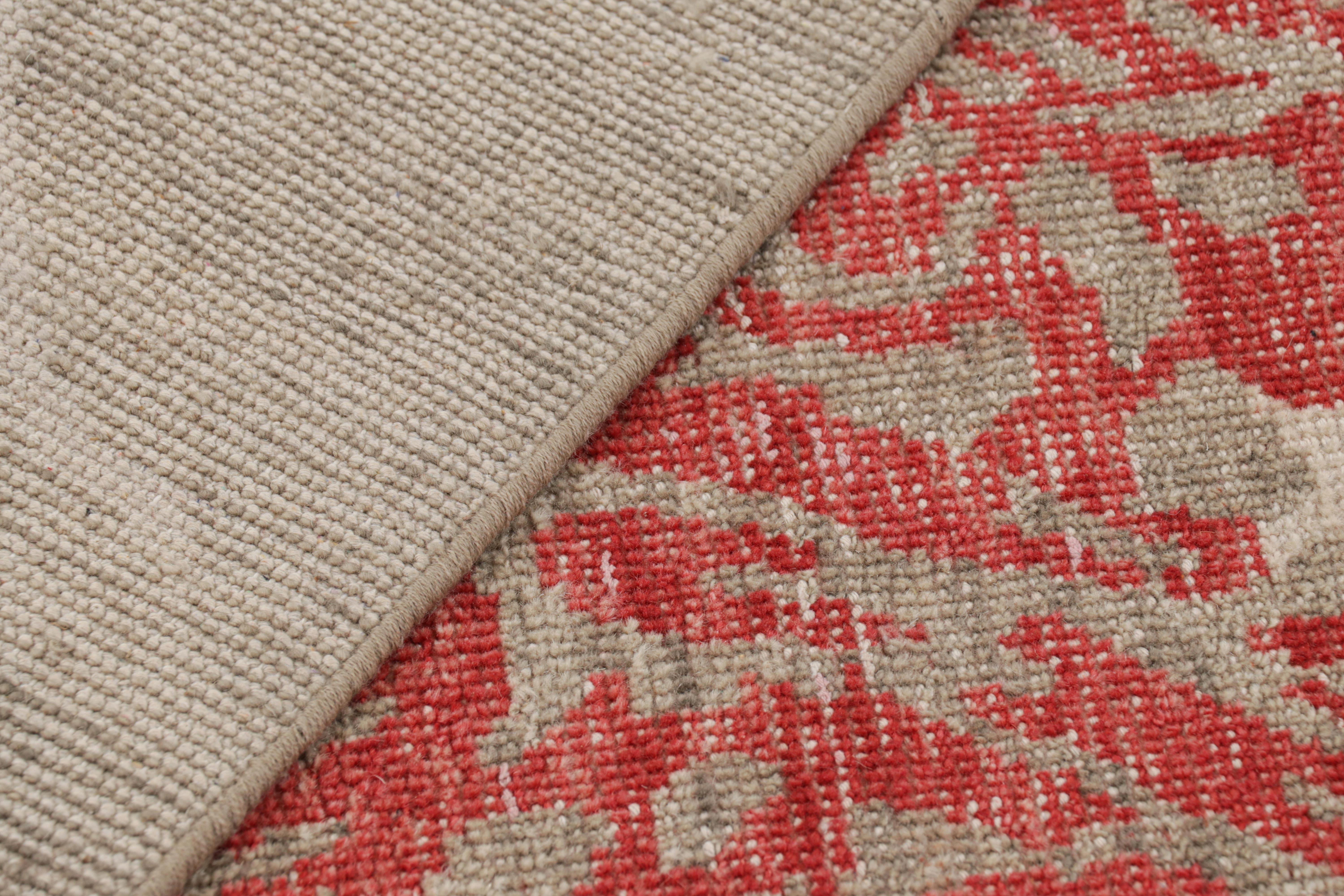 Alfombra Dragón Desgastada de Rug & Kilim con motivos pictóricos en rojo, gris y blanco Siglo XXI y contemporáneo en venta