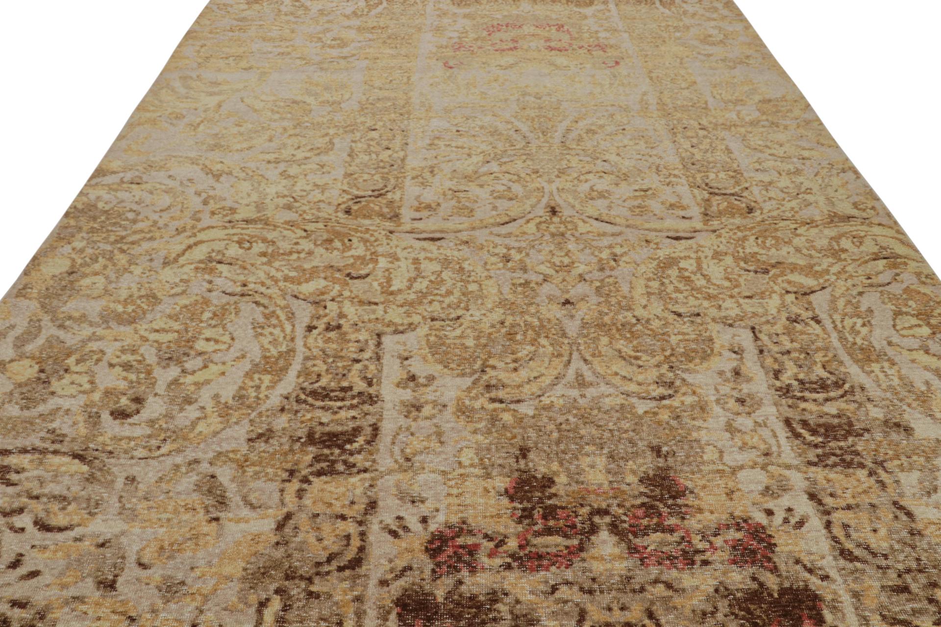 Moderne Rug & Kilim's Distressed European Rug In Beige-Brown & Gold Floral Pattern (tapis européen vieilli en beige, marron et or) en vente